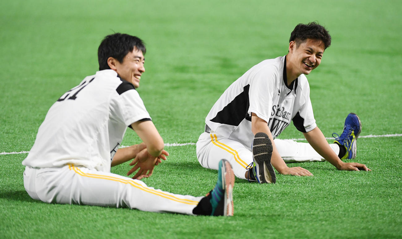 ソフトバンク情報　笑顔で汗を流す大竹耕太郎（右）と和田毅（撮影・今浪浩三）＝2019年6月10日、福岡ヤフオク！ドーム