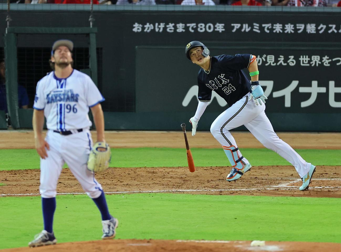 全セ対全パ　4回表全パ1死、紅林は中前打を放つ。投手はバウアー（撮影・上田博志）