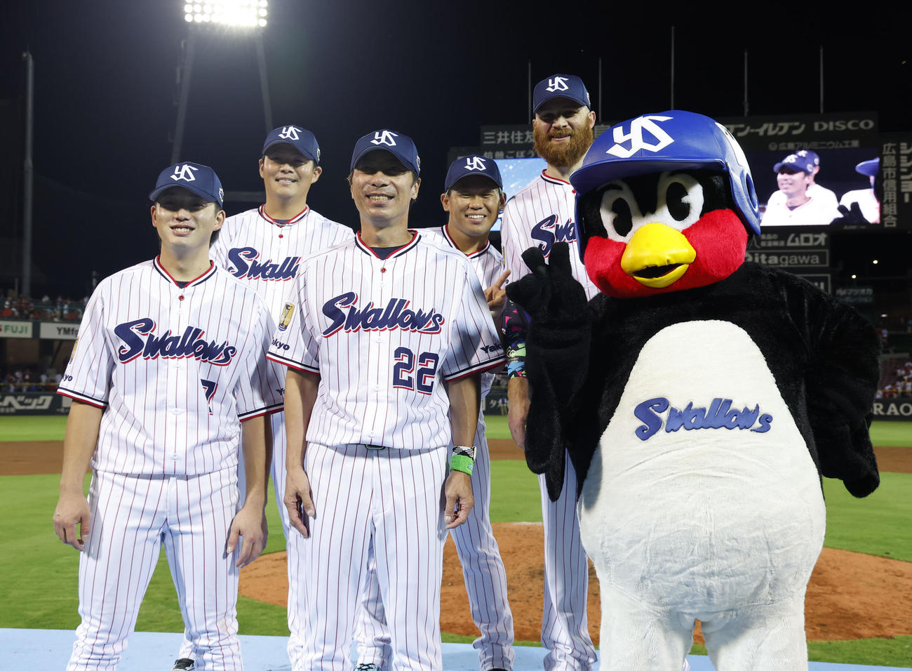 全セ対全パ　記念撮影を撮るヤクルト（左から）長岡、清水、高津監督、田口、サイスニード（撮影・藤尾明華）