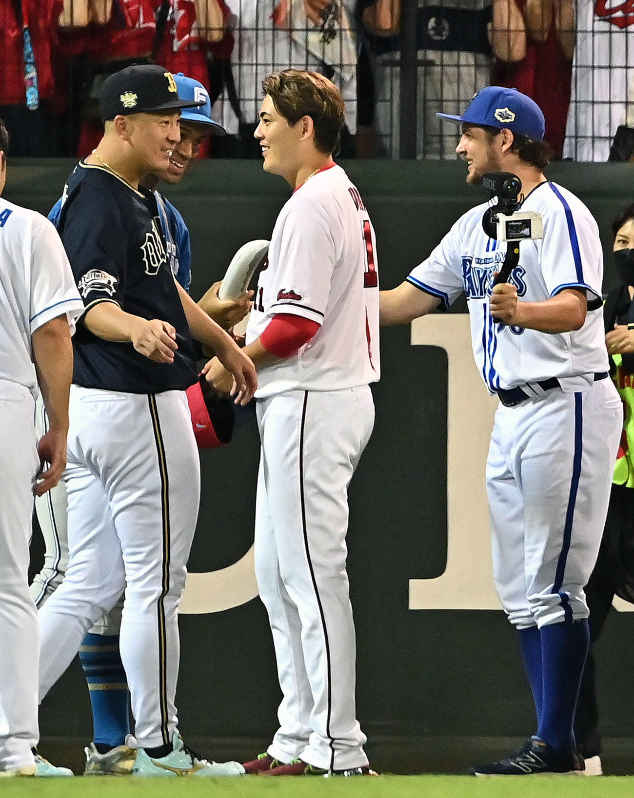 全セ対全パ　試合後、MVPの全パ万波（左後方）は本塁打を打った全セ・バウアー（右）からバウアーソードをプレゼントされる（撮影・滝沢徹郎）