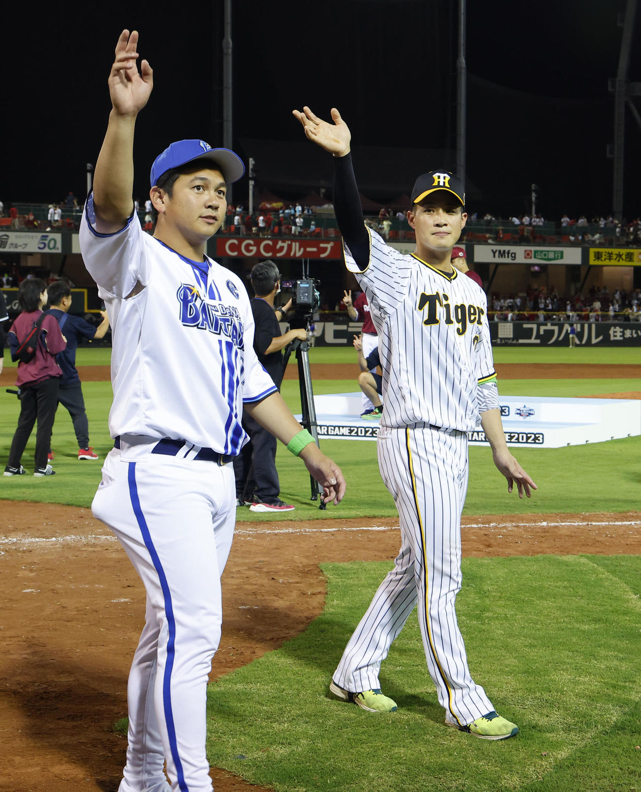 全セ対全パ　手を振る山崎（左）と木浪（撮影・藤尾明華）