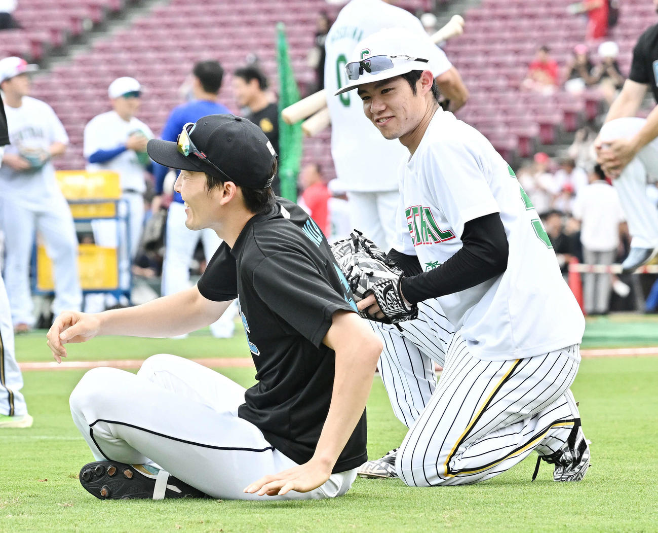全セ対全パ　試合前練習で談笑する全パ源田（左）と全セ中野（撮影・滝沢徹郎）