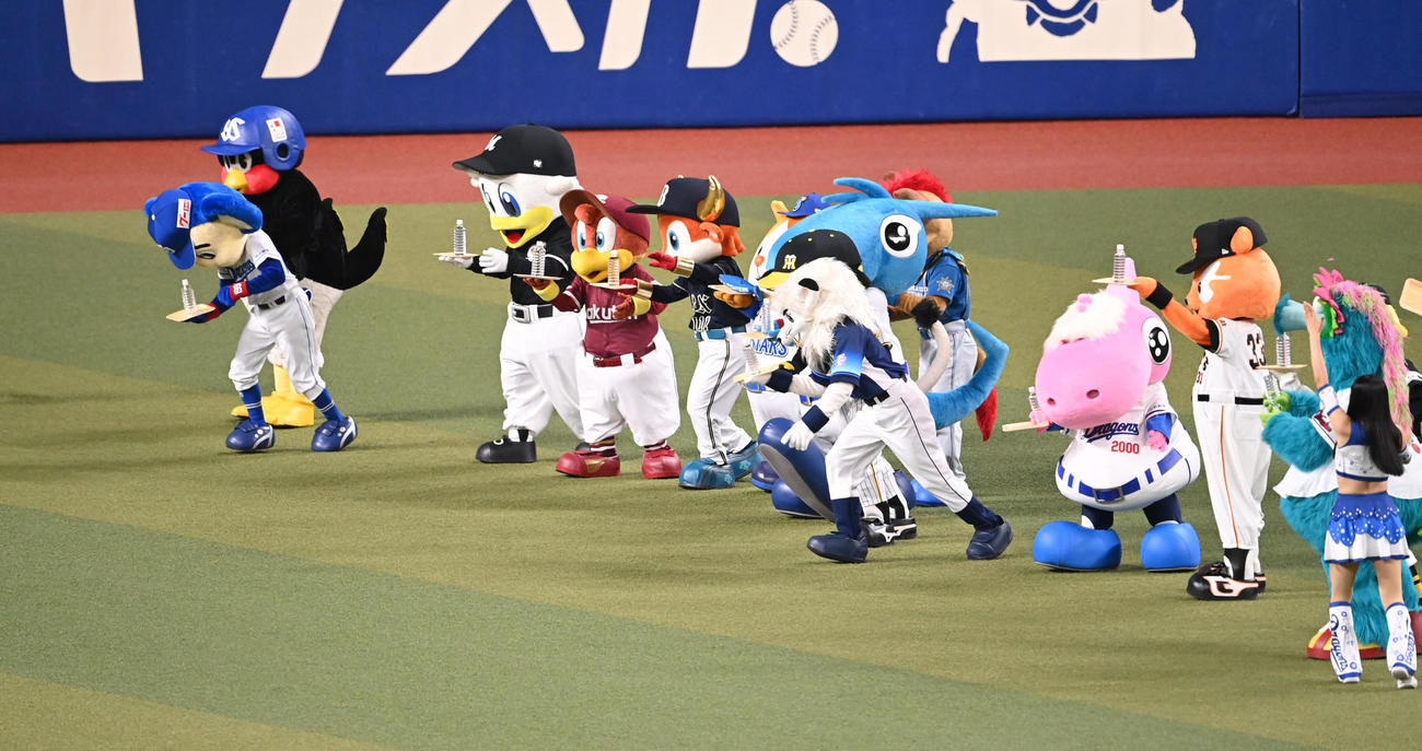 全セ対全パ　ボトル競走に挑む12球団マスコット（撮影・森本幸一）