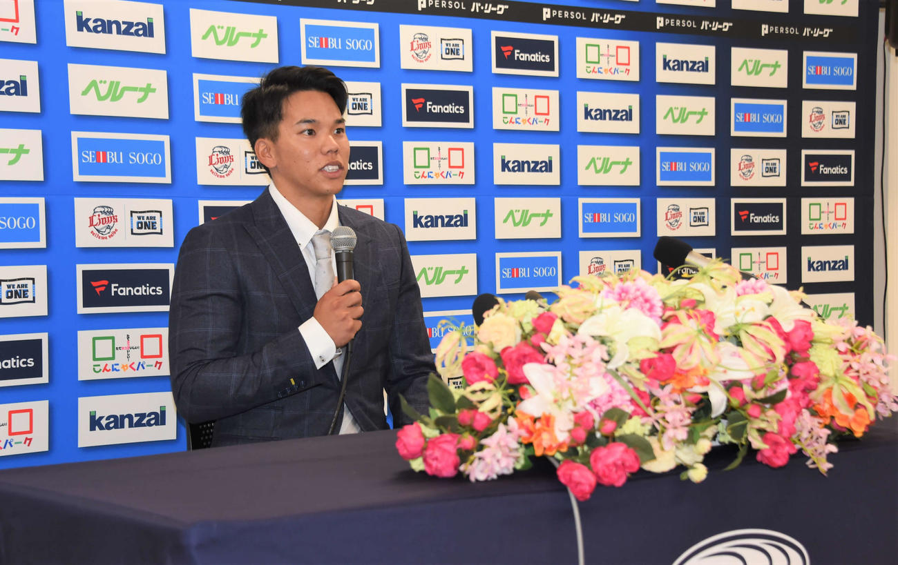 西武にトレードで中日から加入した高松は緊張した面持ちで入団会見に臨む（撮影・鈴木正章）