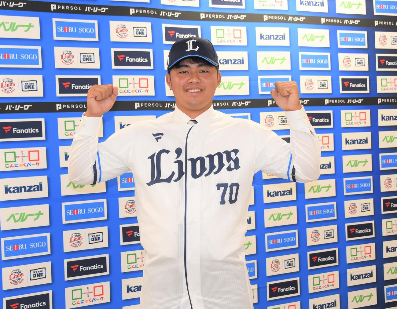 支配下選手契約を結んだ西武豆田はガッツポーズで笑顔を見せる（撮影・鈴木正章）