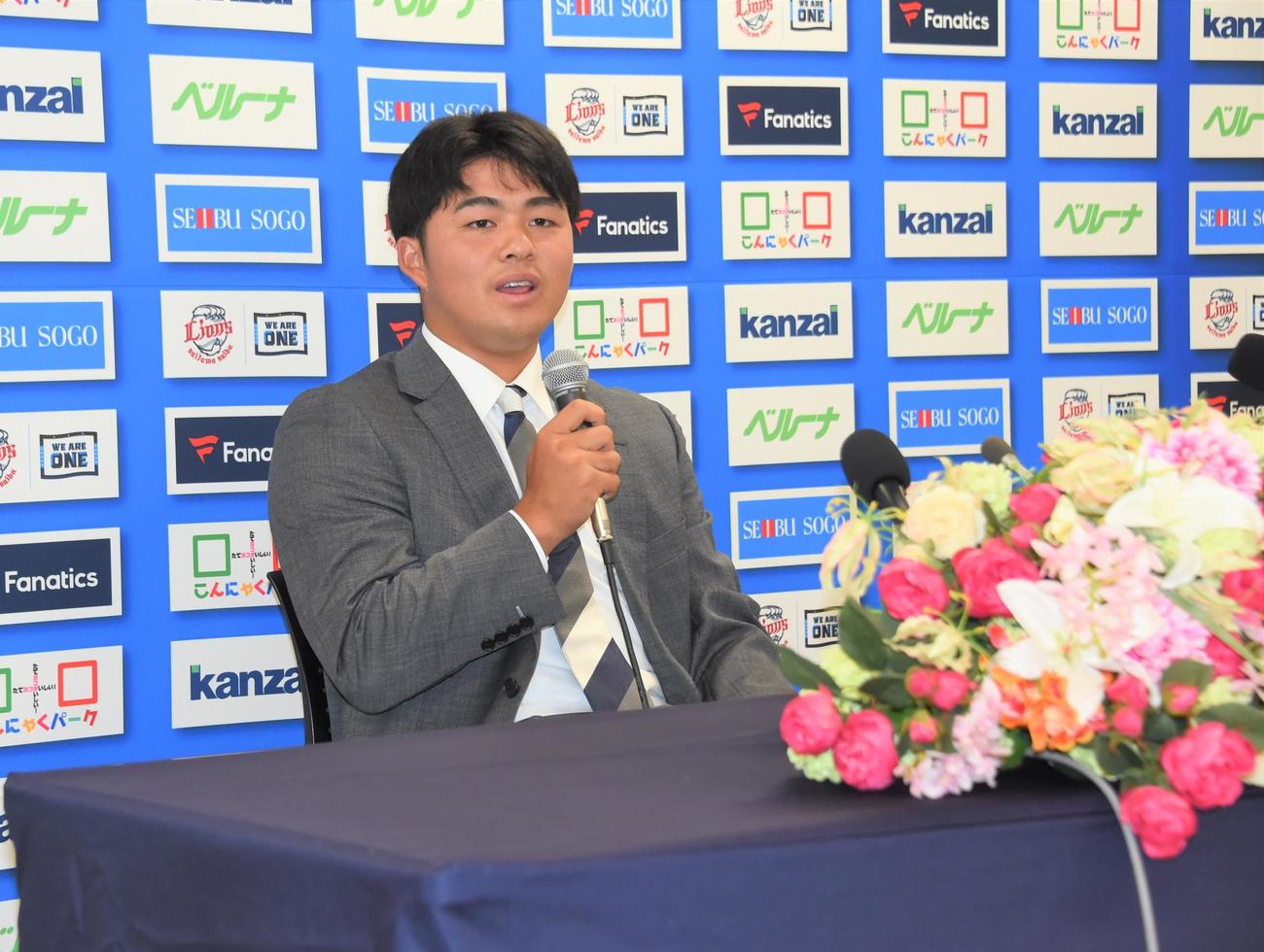 支配下選手契約を結んだ西武豆田は緊張した面持ちでに臨む（撮影・鈴木正章）