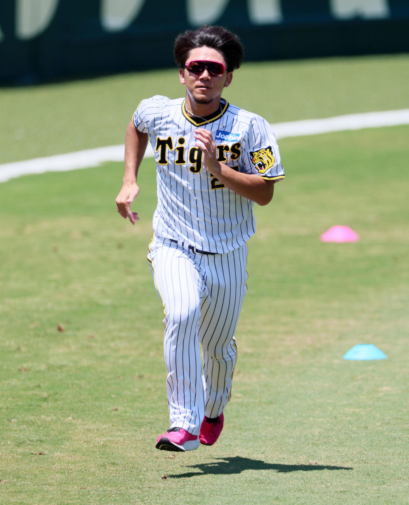 外野でダッシュする伊藤将（撮影・加藤哉）
