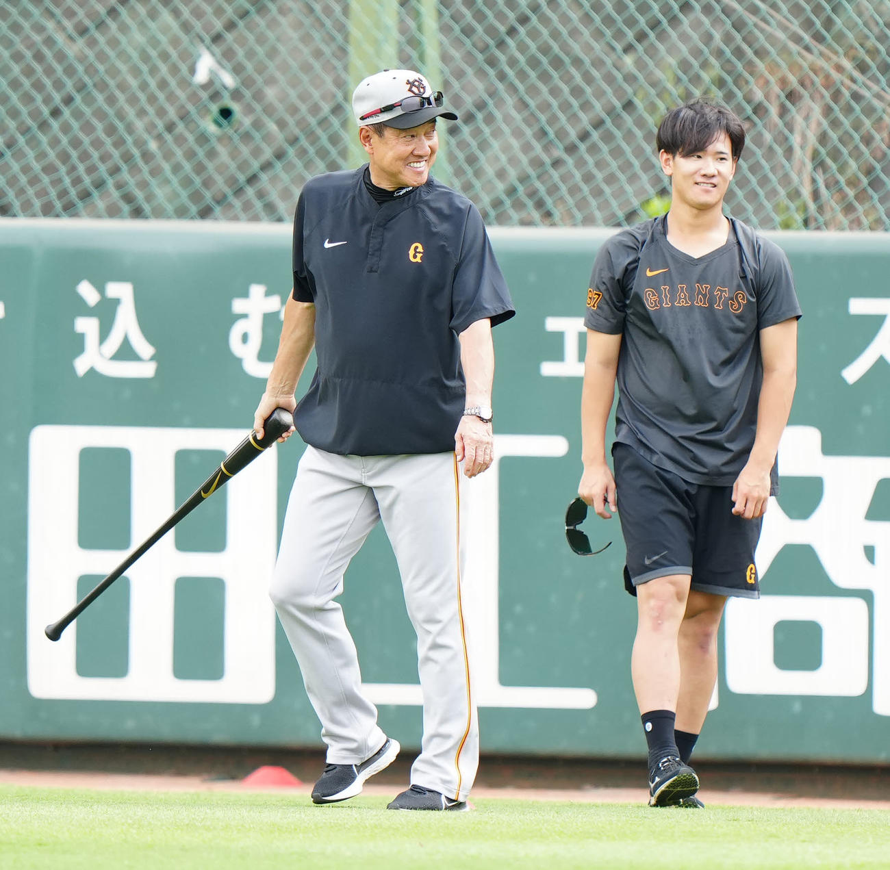 練習中、笑顔を見せる巨人原監督（左）。右は井上（撮影・江口和貴）