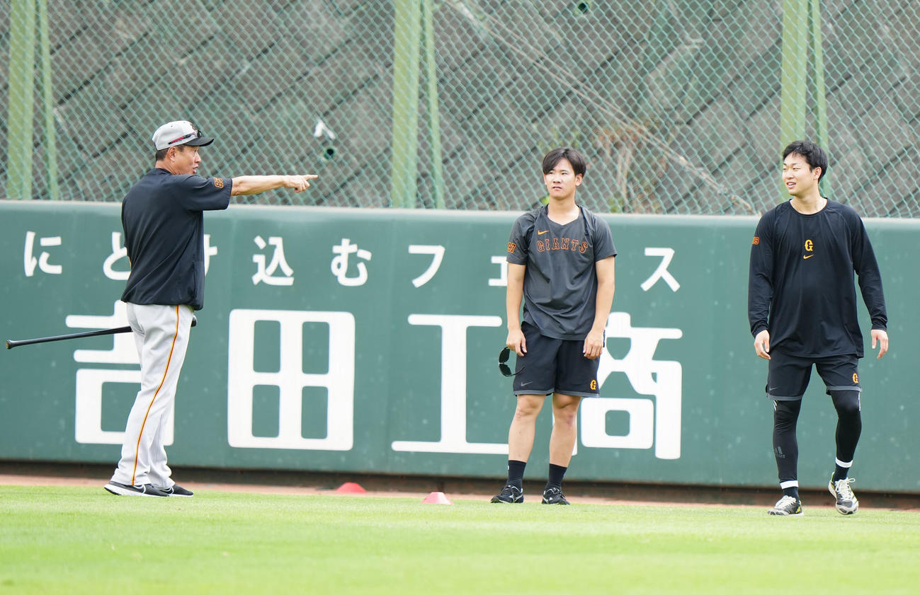 練習中、巨人山崎伊（右）、井上（中央）らと言葉を交わす原監督（撮影・江口和貴）