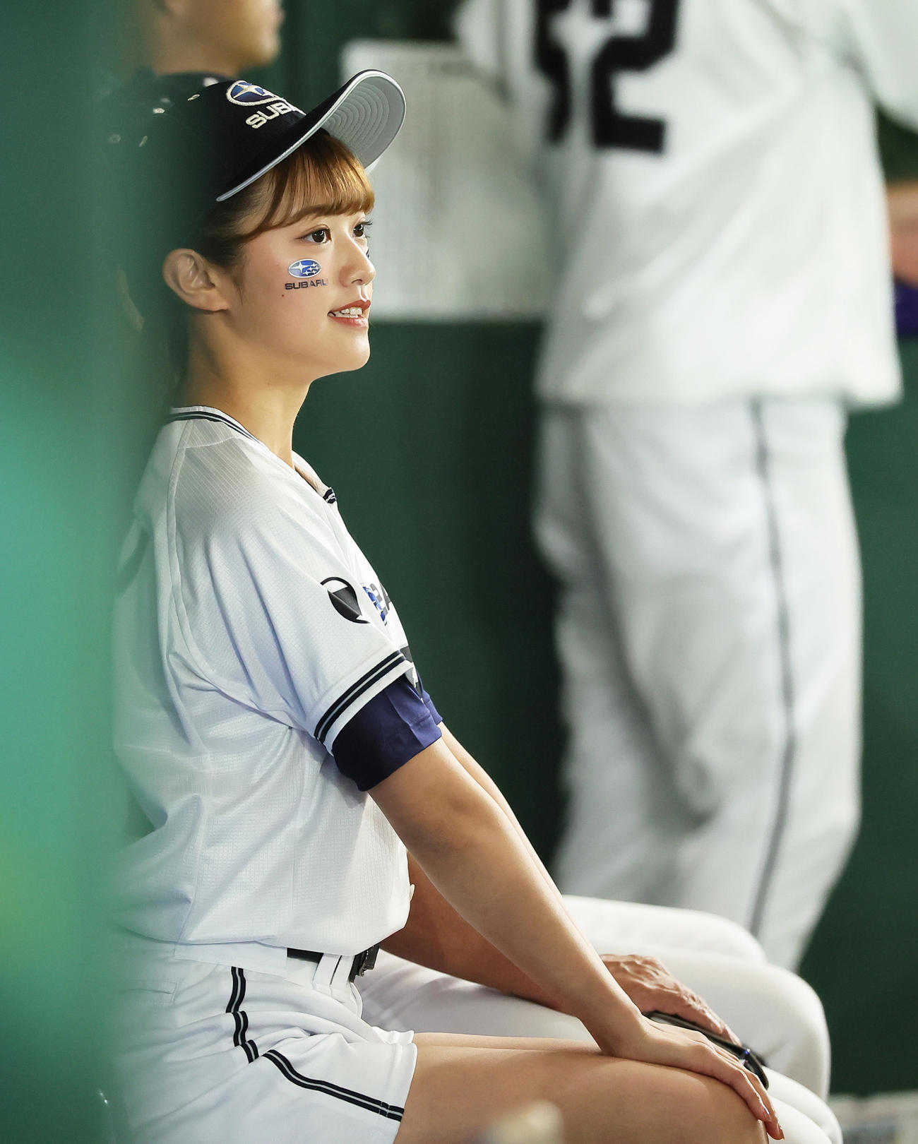 SUBARU対三菱自動車岡崎　試合を見つめるSUBARU「ダイヤモンド◇サポーター」の岡田真菜美さん（撮影・足立雅史）