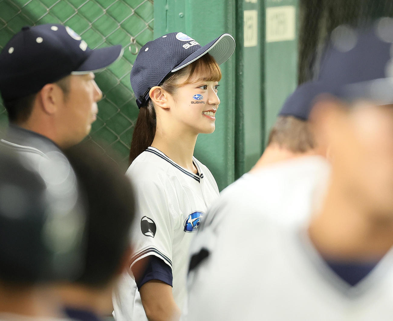 SUBARU対三菱自動車岡崎　試合を見つめるSUBARU「ダイヤモンド◇サポーター」の岡田真菜美さん（撮影・足立雅史）