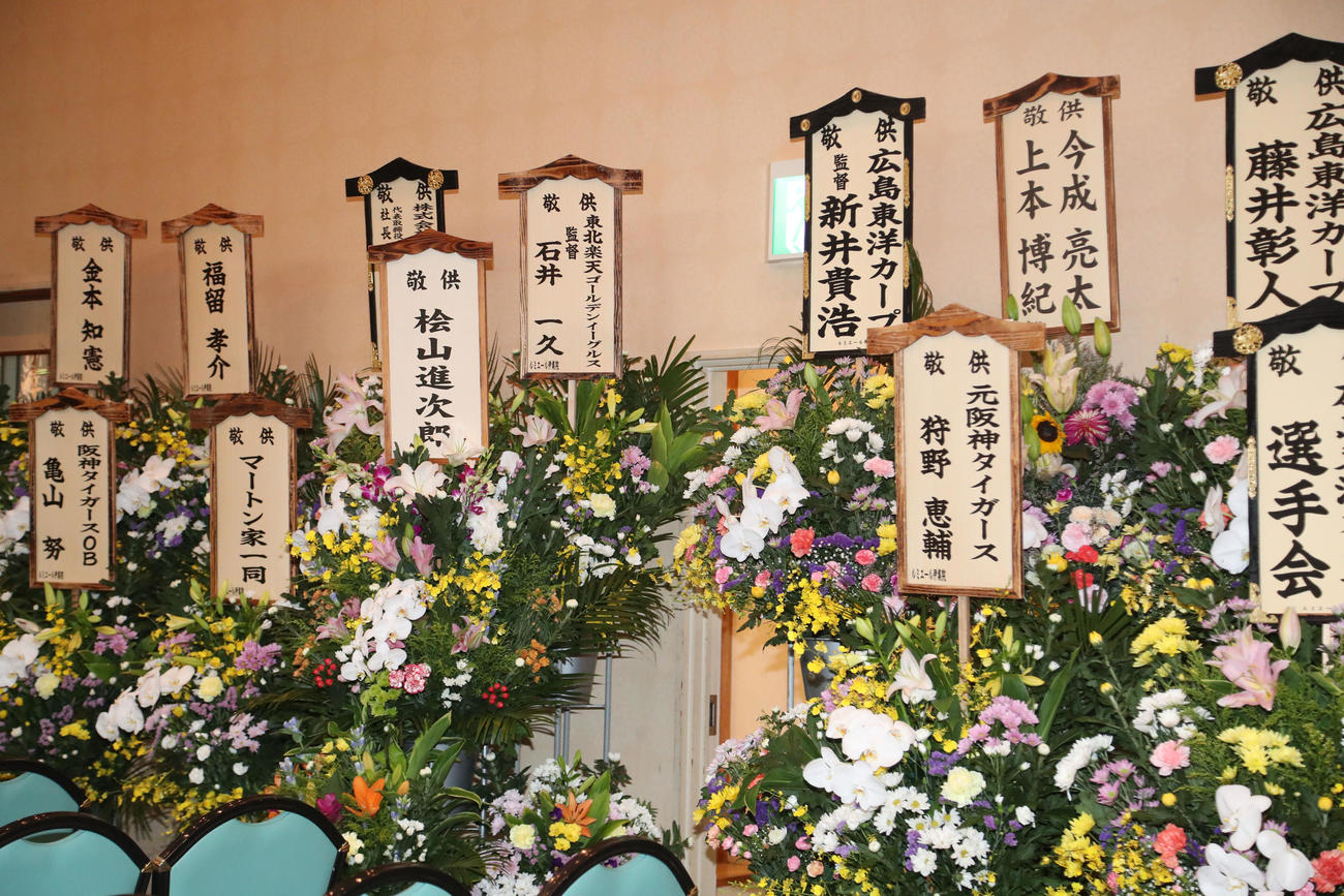 仲間・関係者や著名人からの献花（撮影・梅根麻紀）