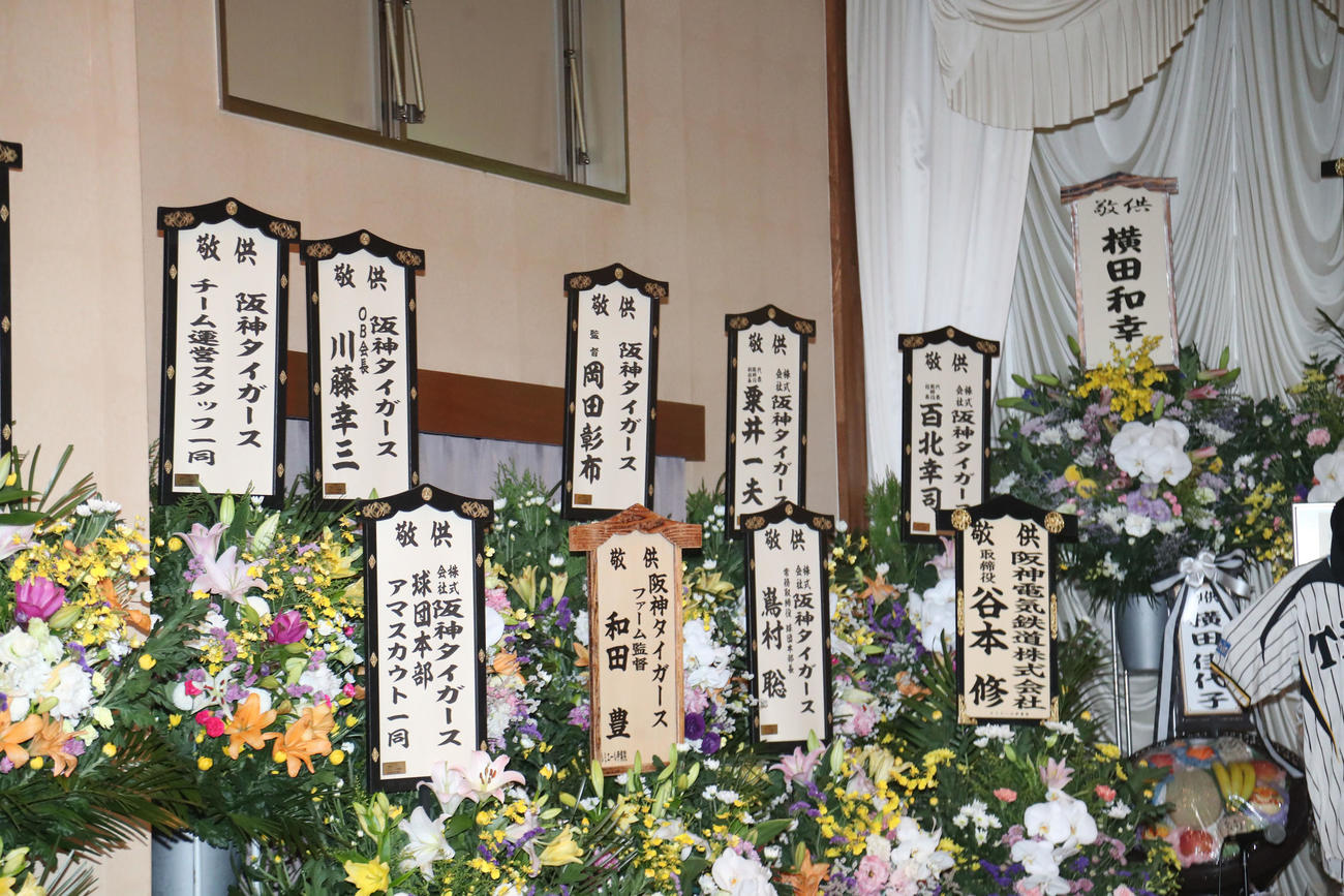 仲間・関係者や著名人からの献花（撮影・梅根麻紀）