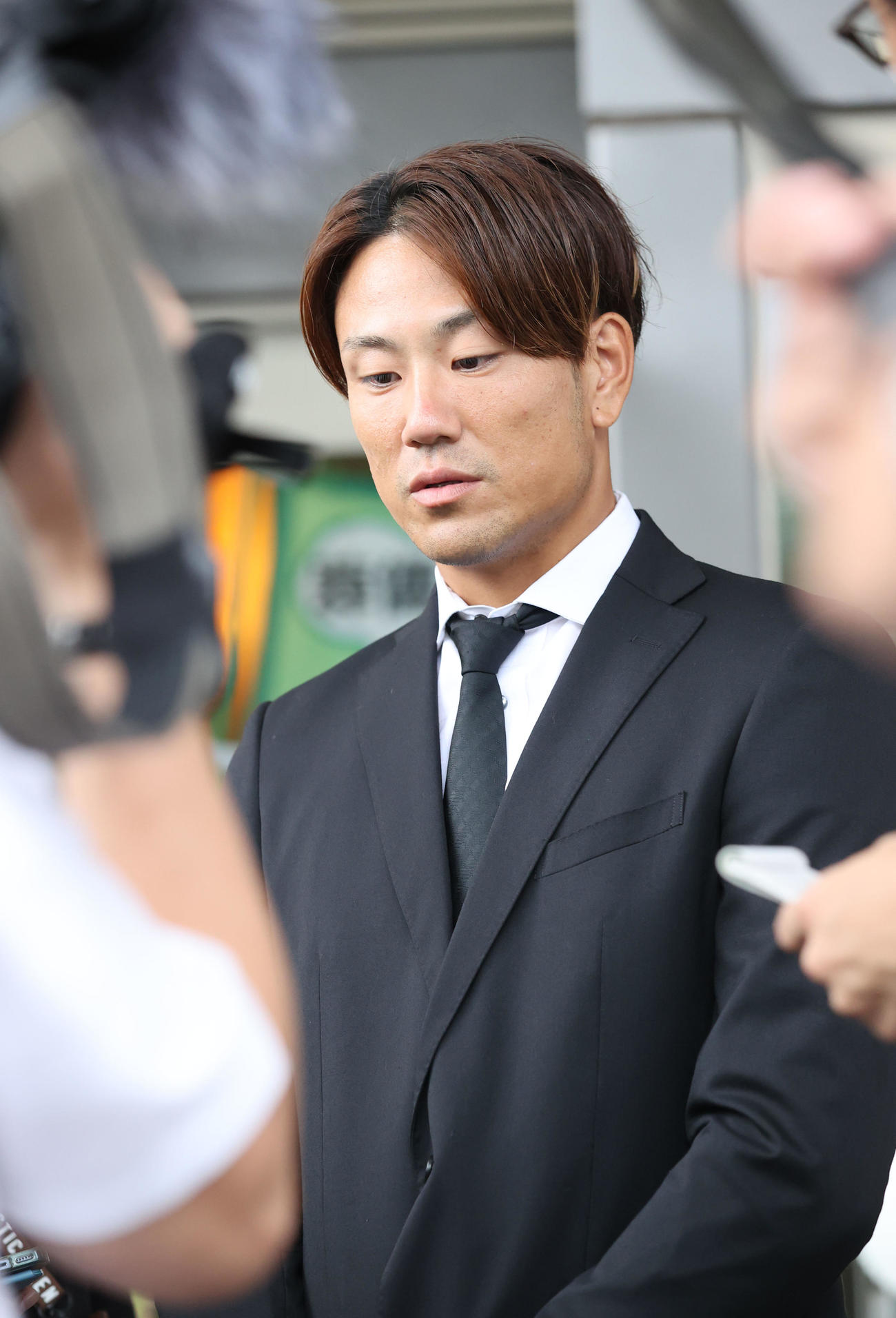 通夜に参列した中谷（撮影・梅根麻紀）