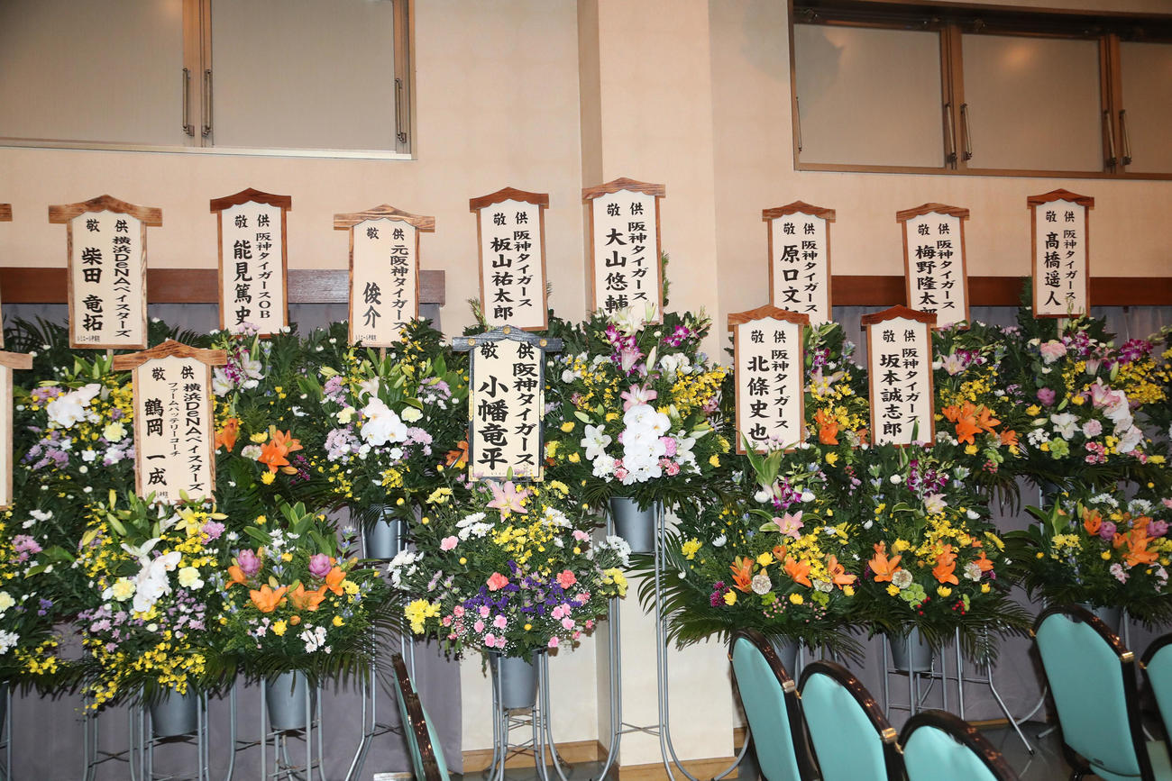 仲間・関係者や著名人からの献花（撮影・梅根麻紀）