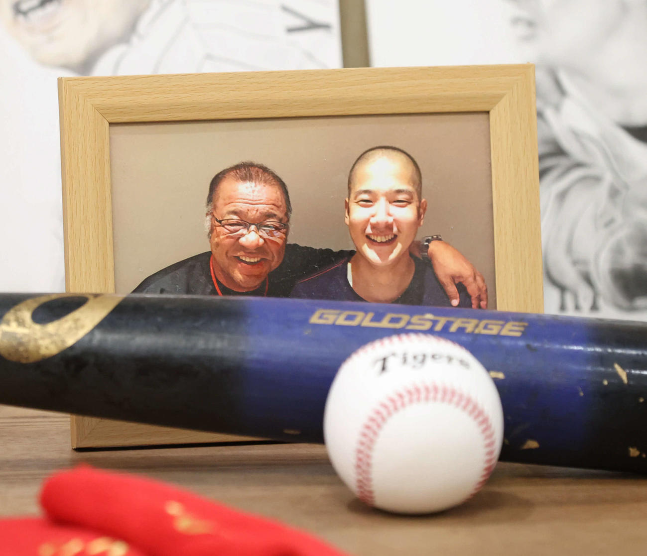 掛布雅之氏（左）と肩を組む横田慎太郎さん（撮影・梅根麻紀）