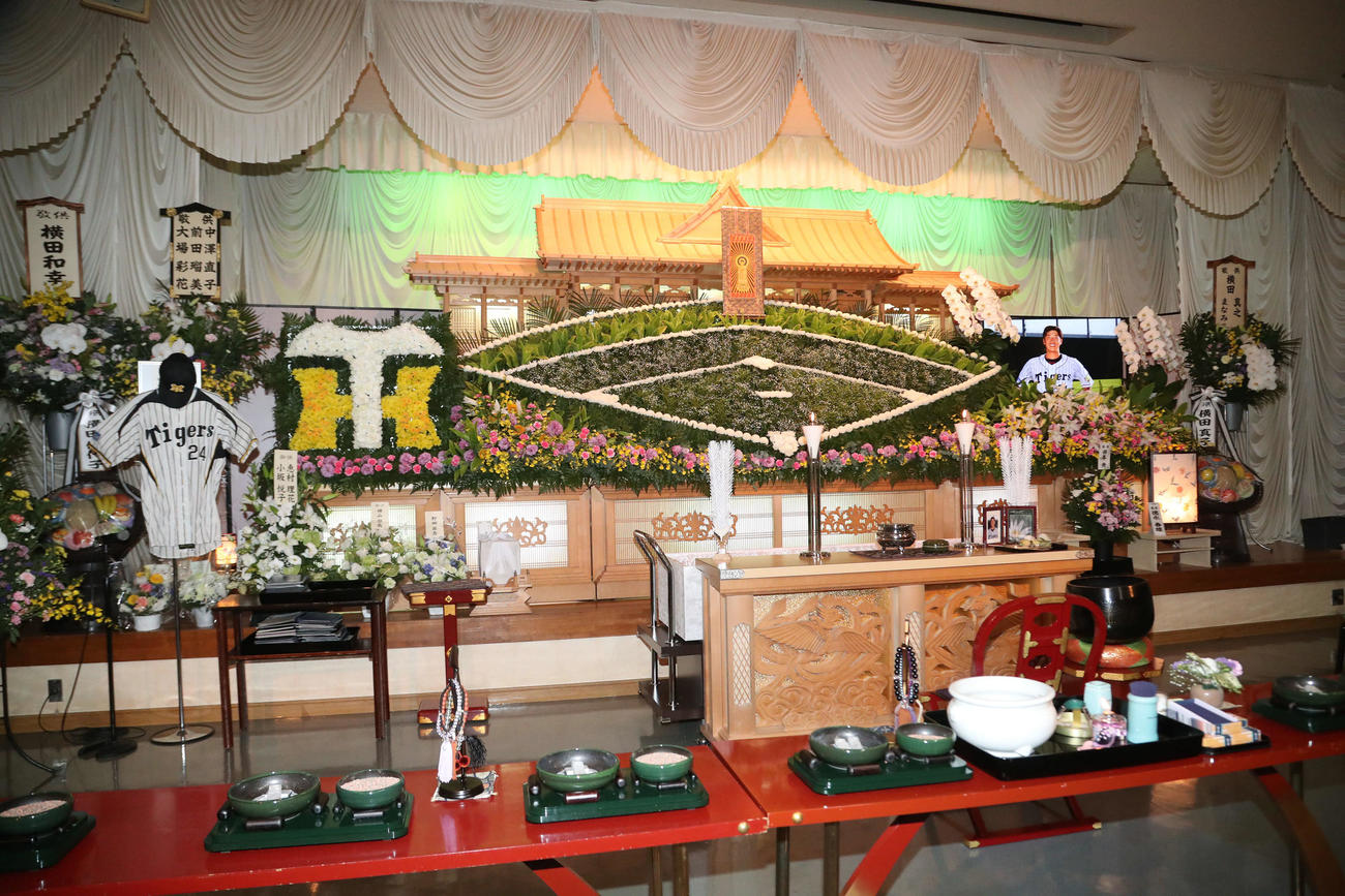 グラウンドをあしらった横田慎太郎さんの祭壇（撮影・梅根麻紀）