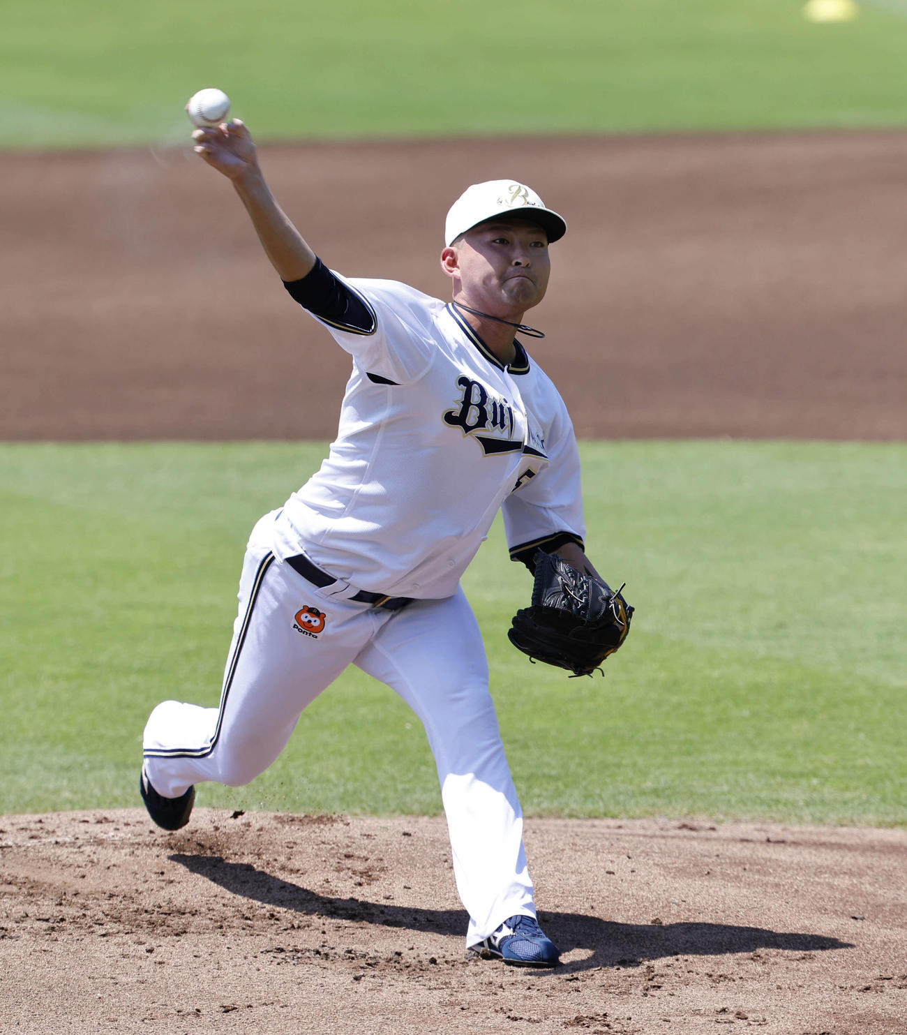 マウンドで投球練習をするオリックス小木田（撮影・藤尾明華）