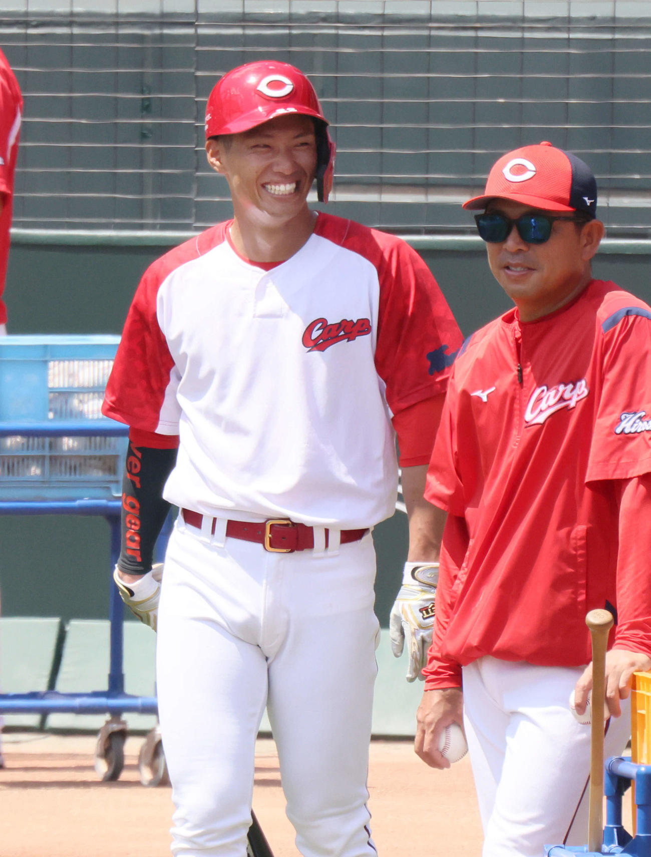 1軍に合流し、笑顔をみせる中村奨（撮影・加藤孝規）