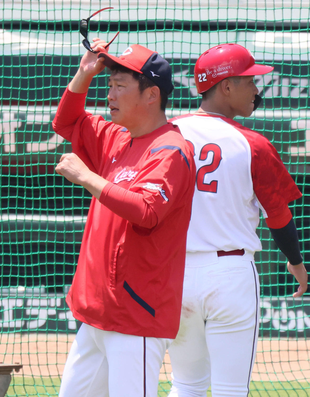 広島全体練習　新井監督。右は中村奨（撮影・加藤孝規）