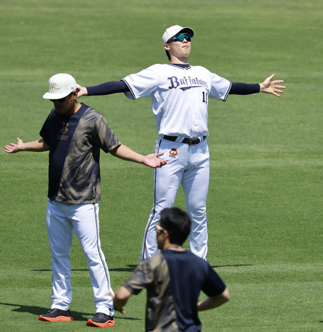 ウオーミングアップするオリックス山崎福（右）（撮影・藤尾明華）