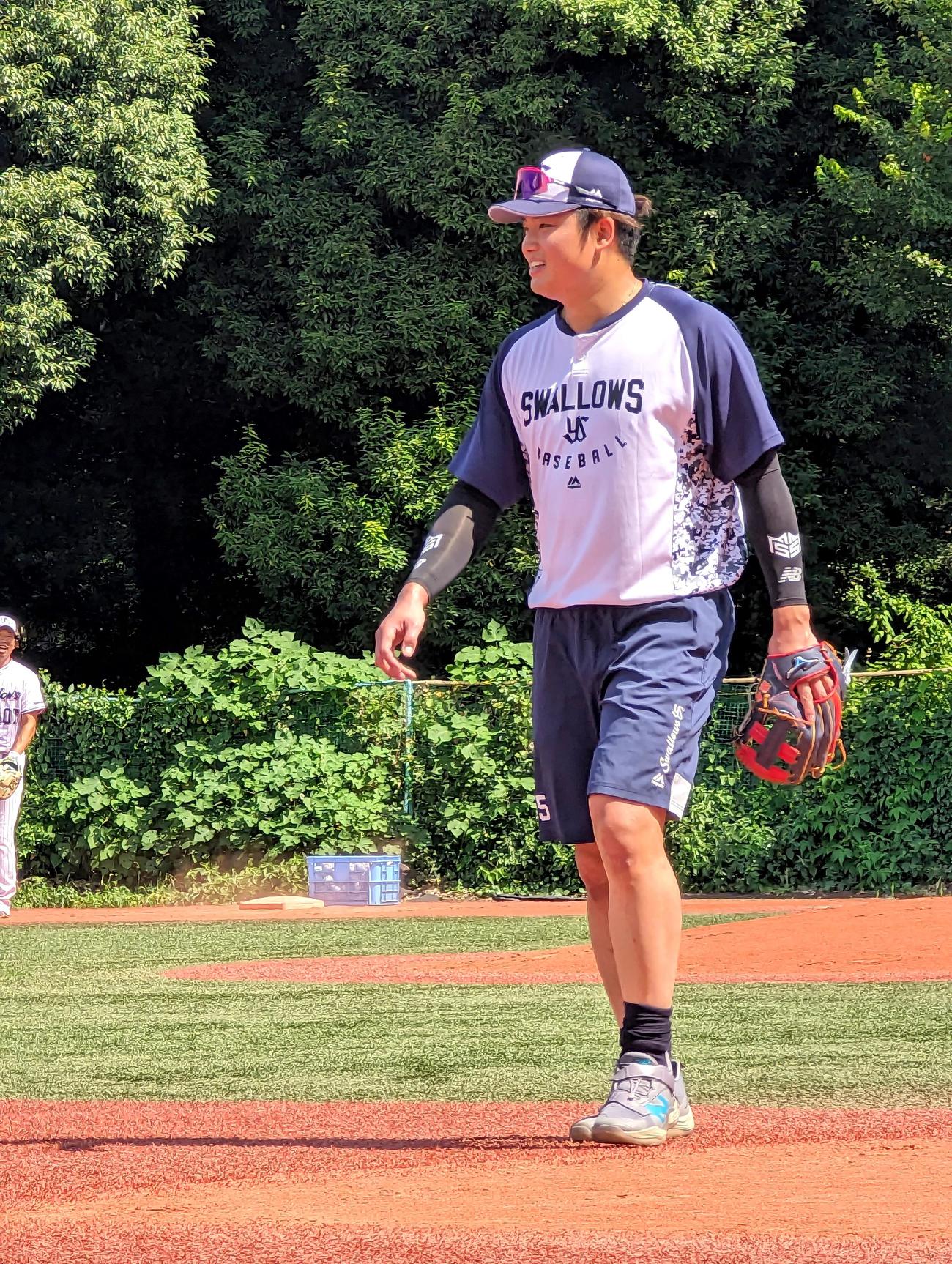練習中に笑顔を見せるヤクルト村上宗隆内野手（撮影・三須一紀）