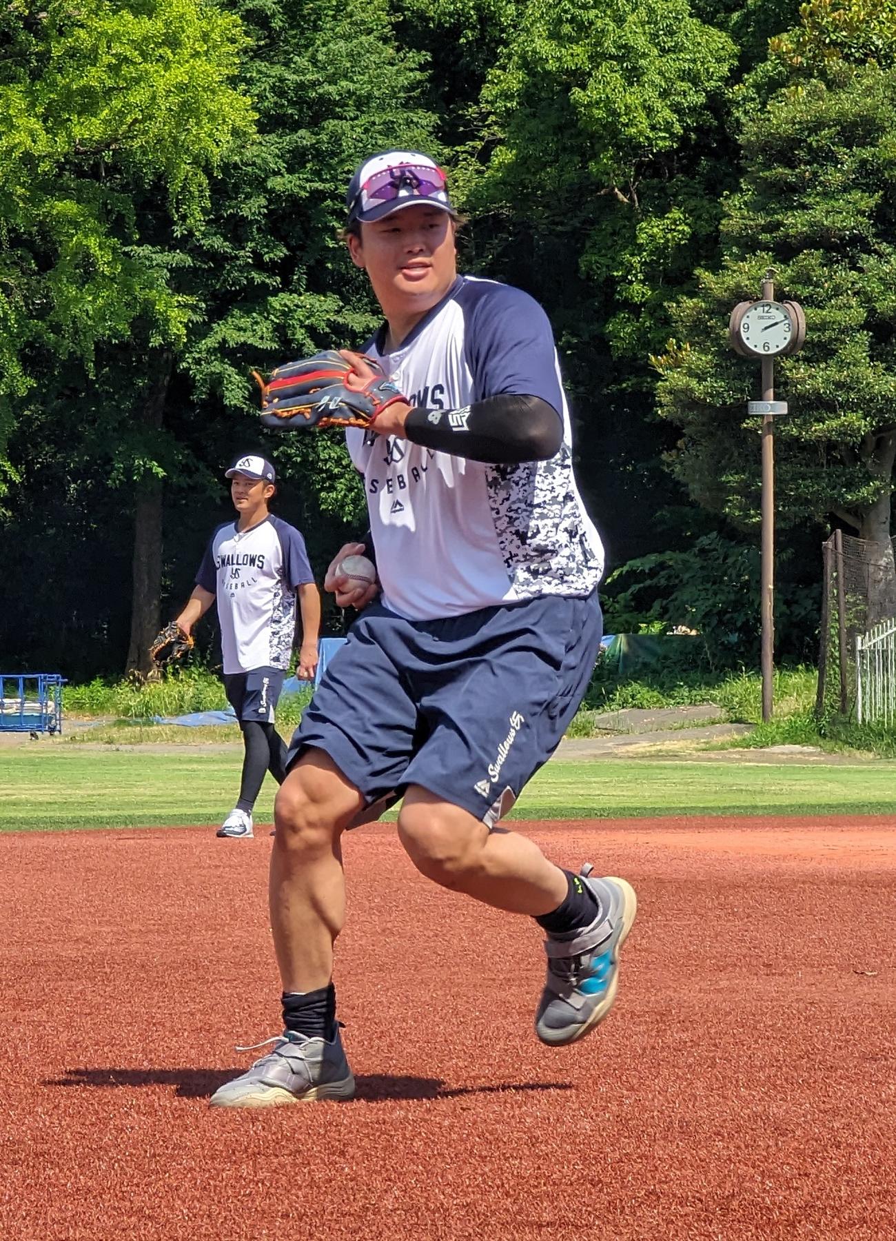 ノックを受け反転して一塁送球する瞬間、ヤクルト村上の鍛え上げた右足ふくらはぎの筋肉が大きく盛り上がった（撮影・三須一紀）