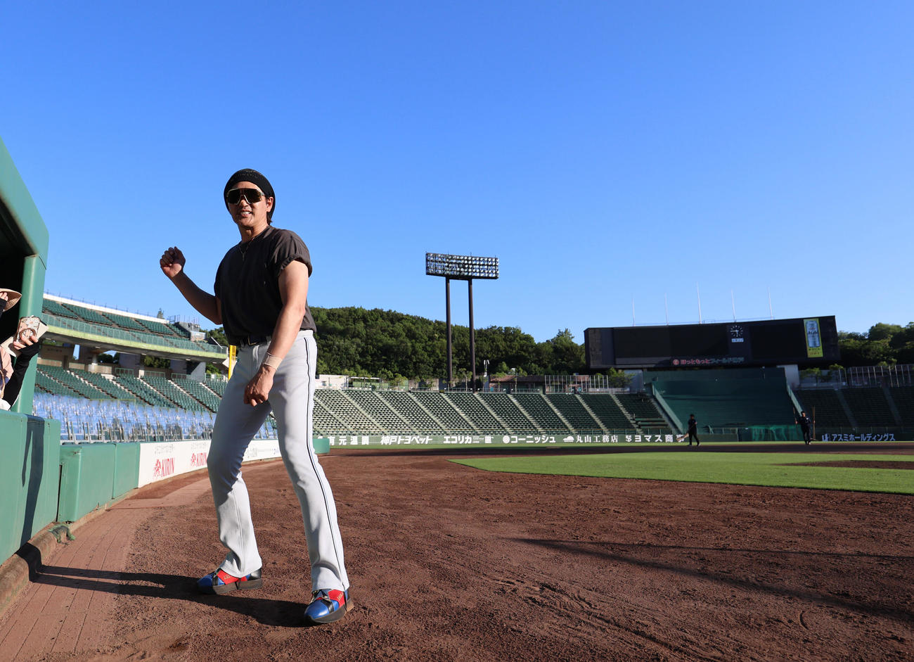 記者と話をする日本ハム新庄監督（撮影・藤尾明華）