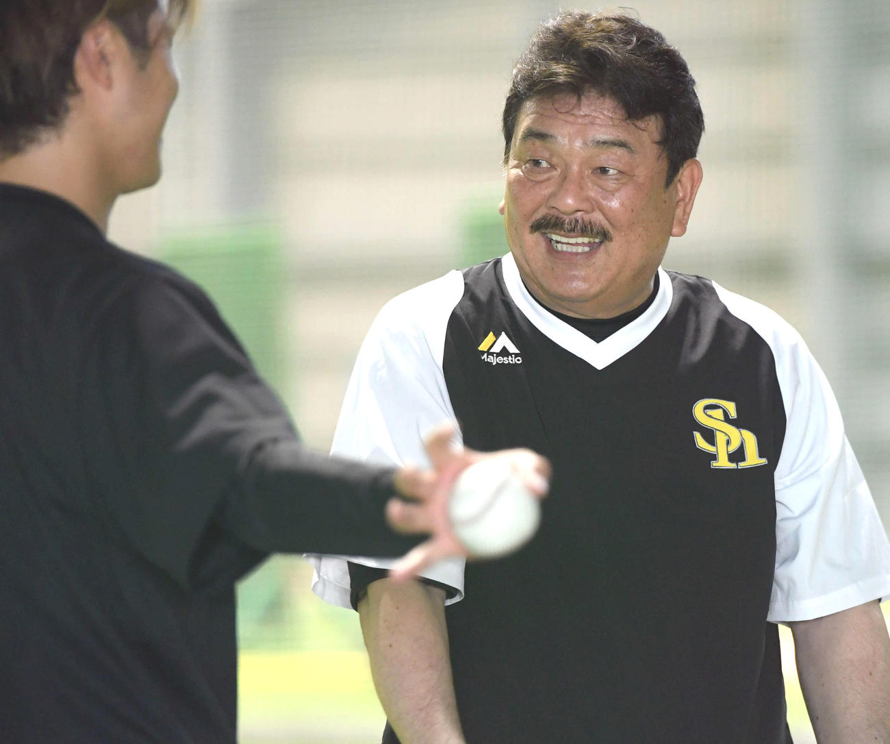 練習を終え選手と談笑する藤本監督（撮影・たえ見朱実）
