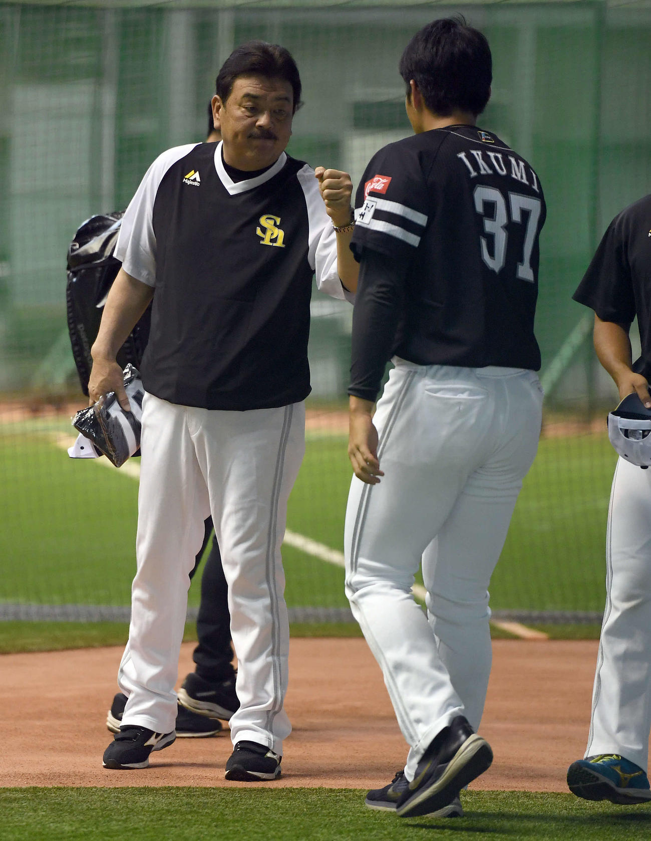 ソフトバンク生海（右）とグータッチをする藤本監督（撮影・たえ見朱実）