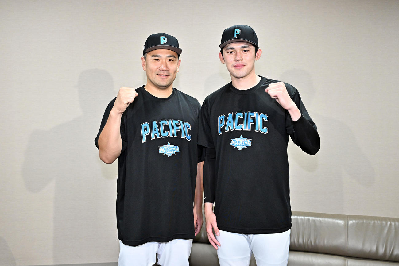 対談後にガッツポーズで記念写真に納まる楽天田中将（左）とロッテ佐々木朗（撮影・滝沢徹郎）