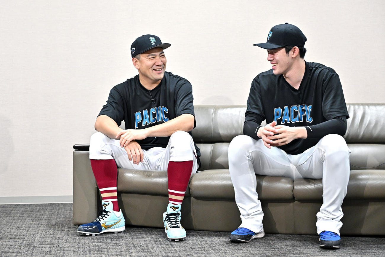 対談中に笑顔で見つめ合う楽天田中将（左）とロッテ佐々木朗（撮影・滝沢徹郎）