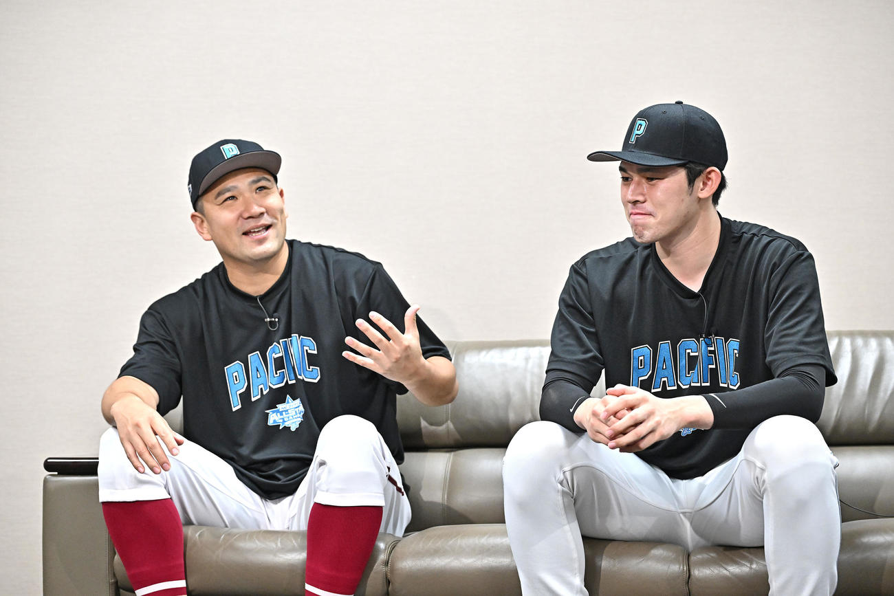 ロッテ佐々木朗（右）との対談で身ぶり手ぶりを交えて話す楽天田中将（撮影・滝沢徹郎）