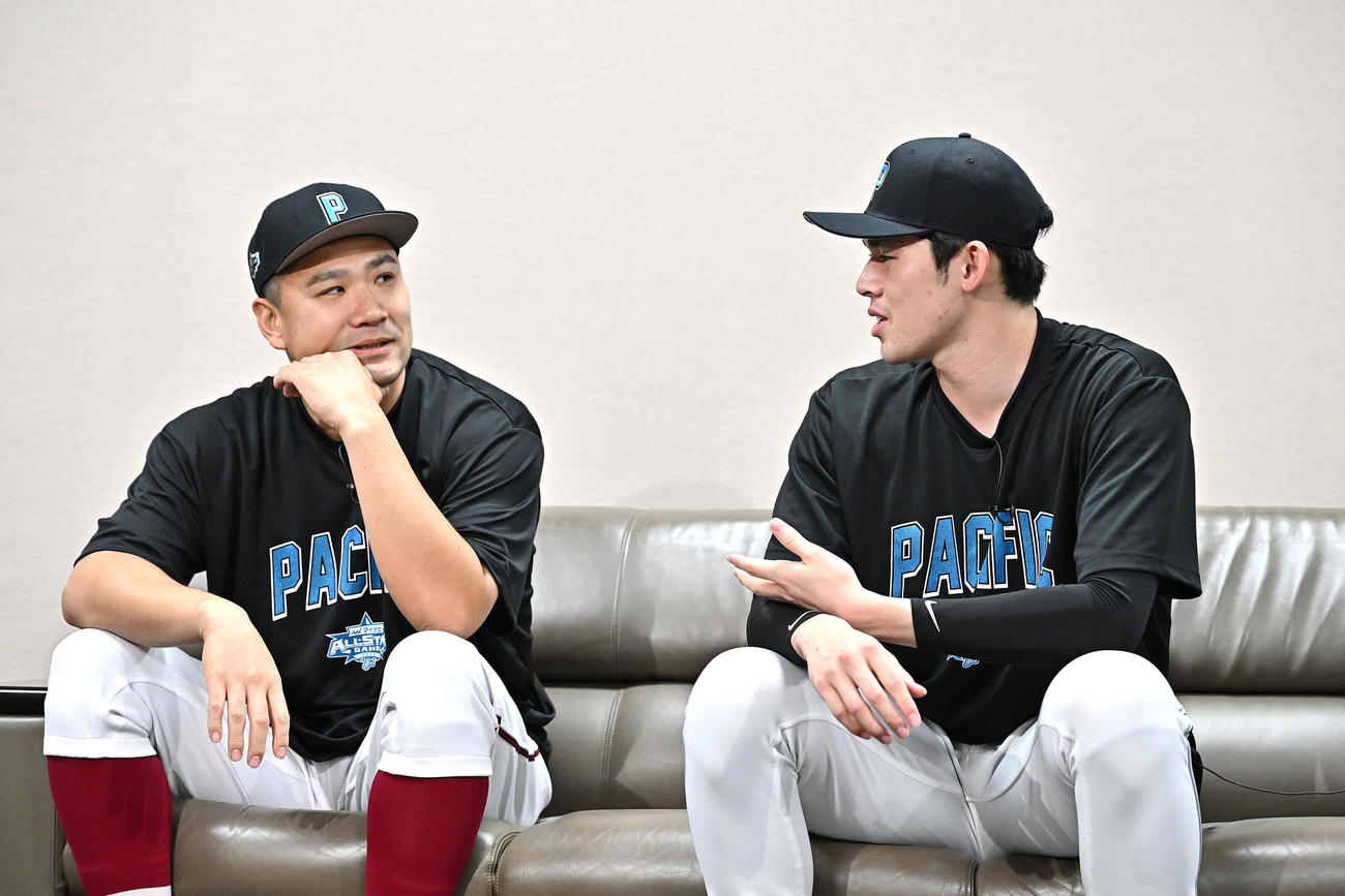 対談で、ロッテ佐々木朗（右）からの質問を聞く楽天田中将（撮影・滝沢徹郎）