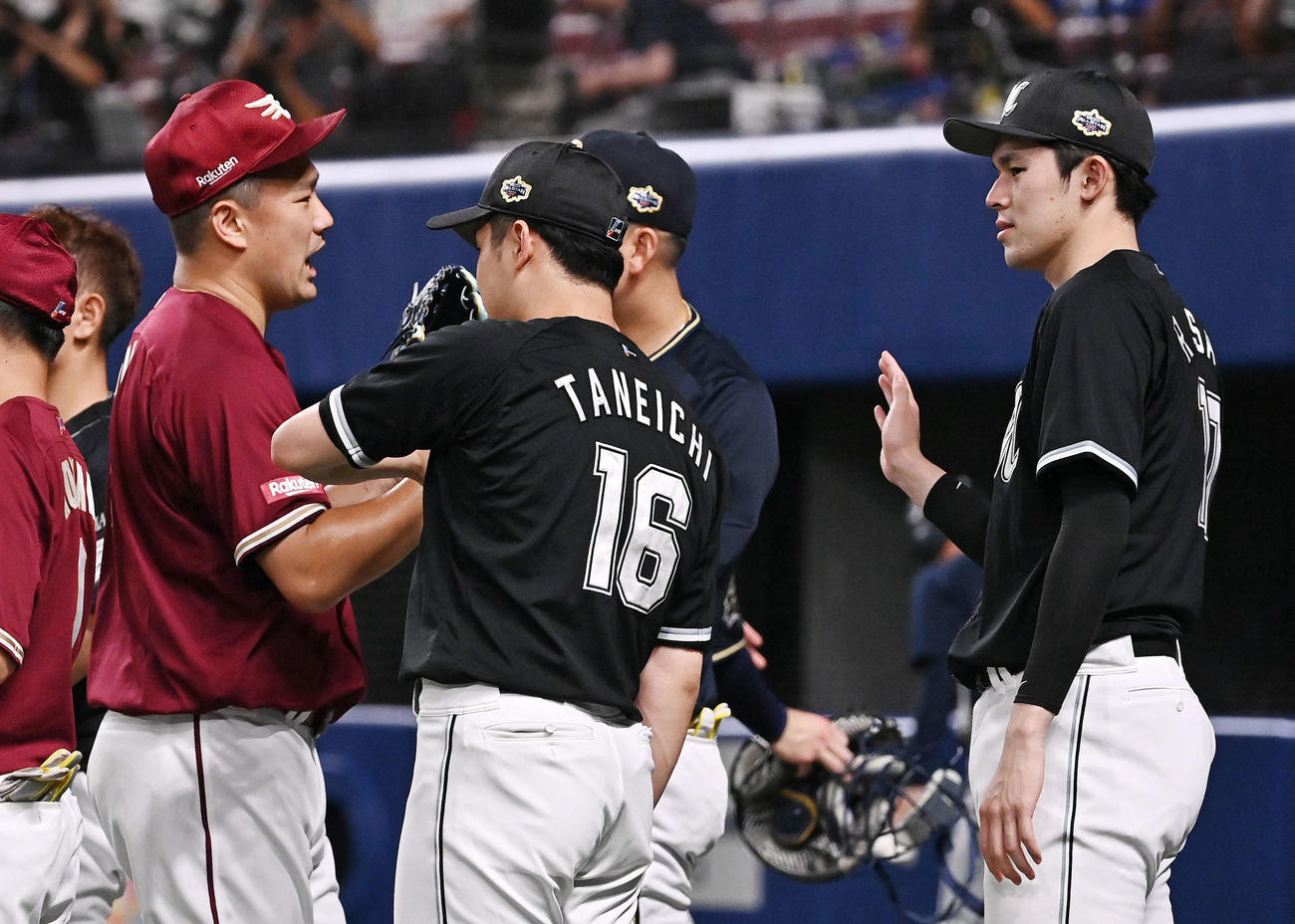 19日、オールスター第1戦で、3回裏の投球を終えてベンチに戻った全パ3番手の田中将（左）を迎える佐々木朗（右）