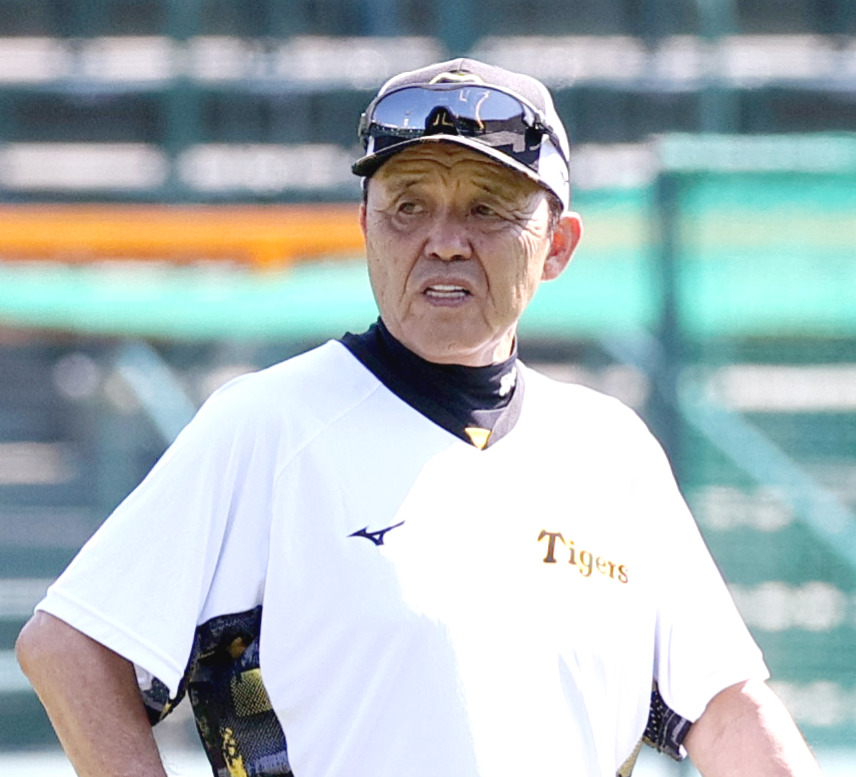 練習を見守る阪神岡田監督（2023年7月17日）