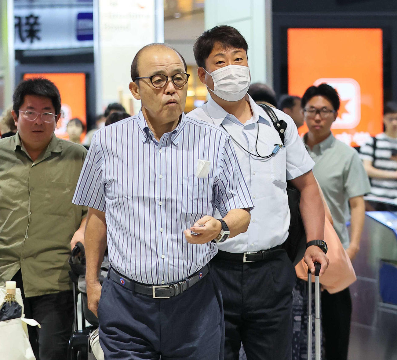 オールスターを終え新幹線で移動する阪神岡田監督（撮影・上田博志）