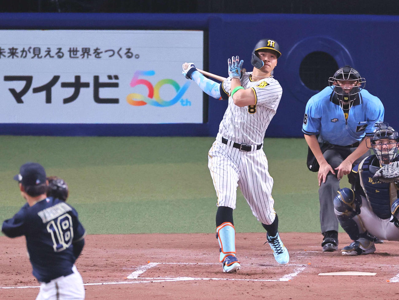 19日、球宴第1戦で山本由伸から中越え二塁打を放つ佐藤輝明