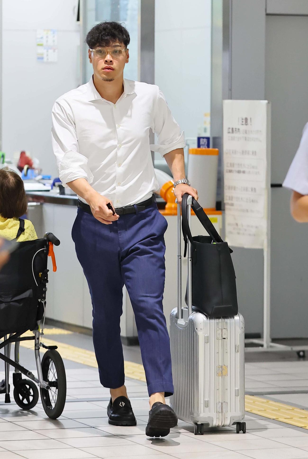 オールスターを終え新幹線で移動する阪神・佐藤輝（撮影・上田博志）