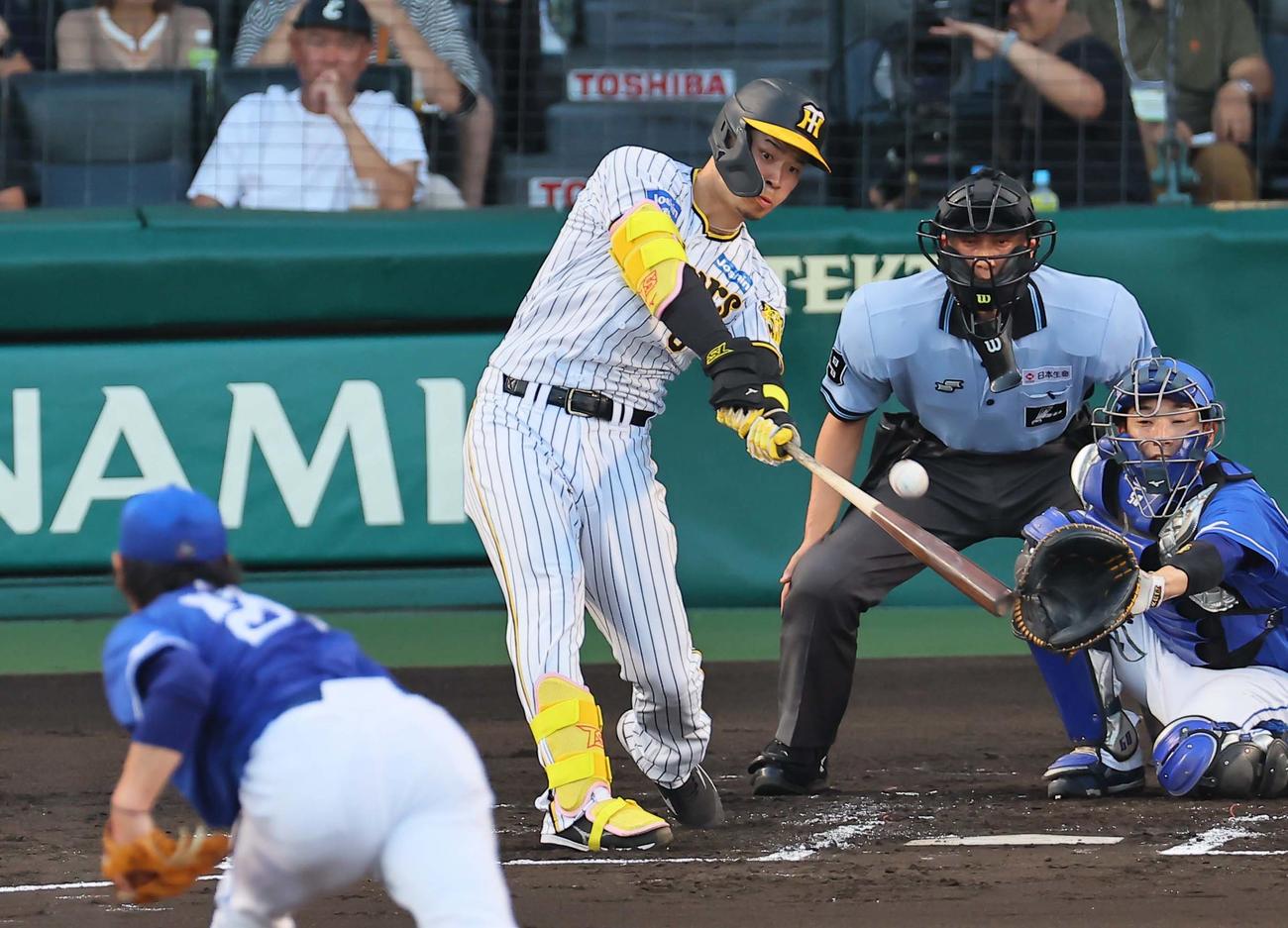 17日、中日戦で10号3ランを放つ佐藤輝明