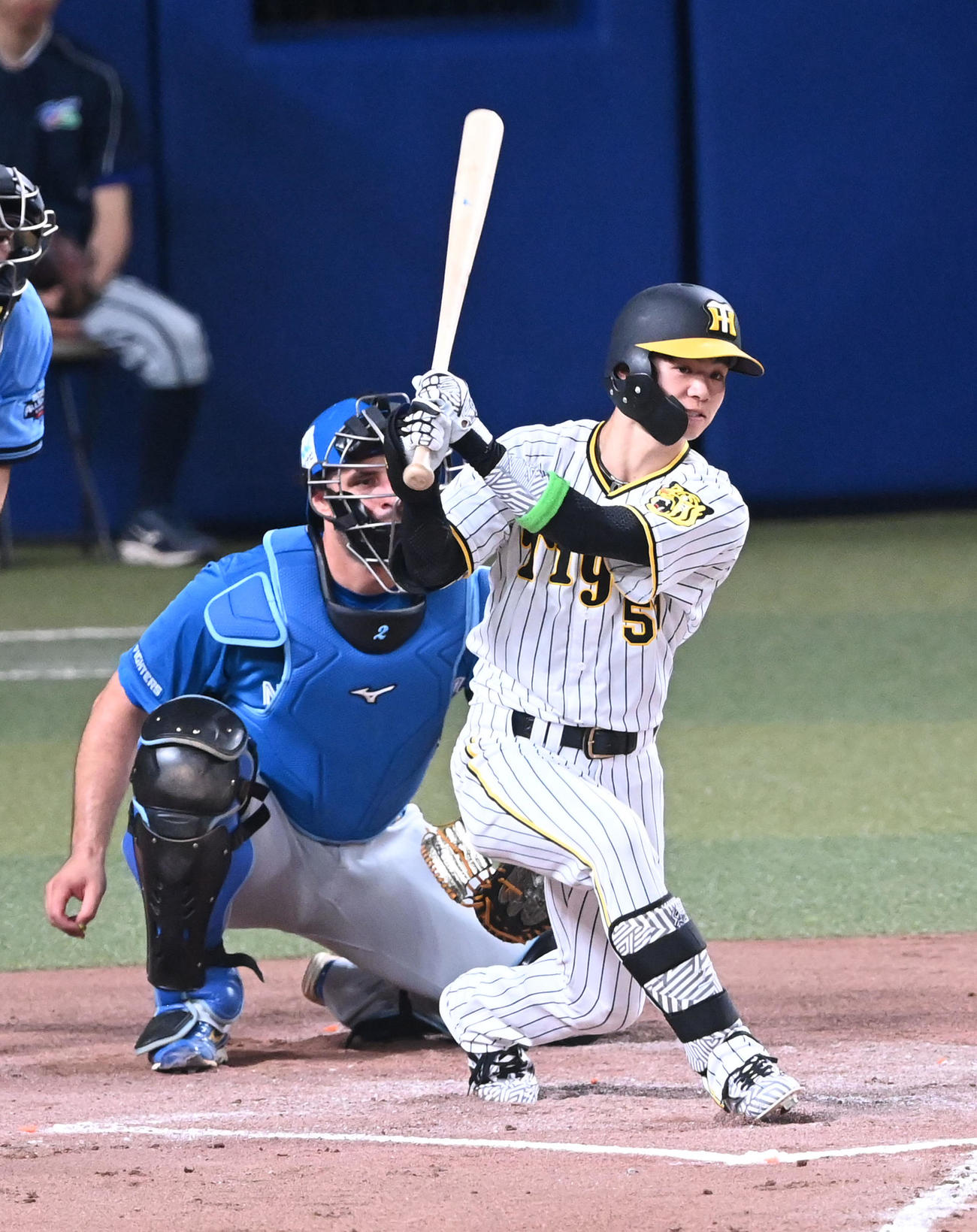 19日、球宴第1戦で阪神中野は右前打を放つ