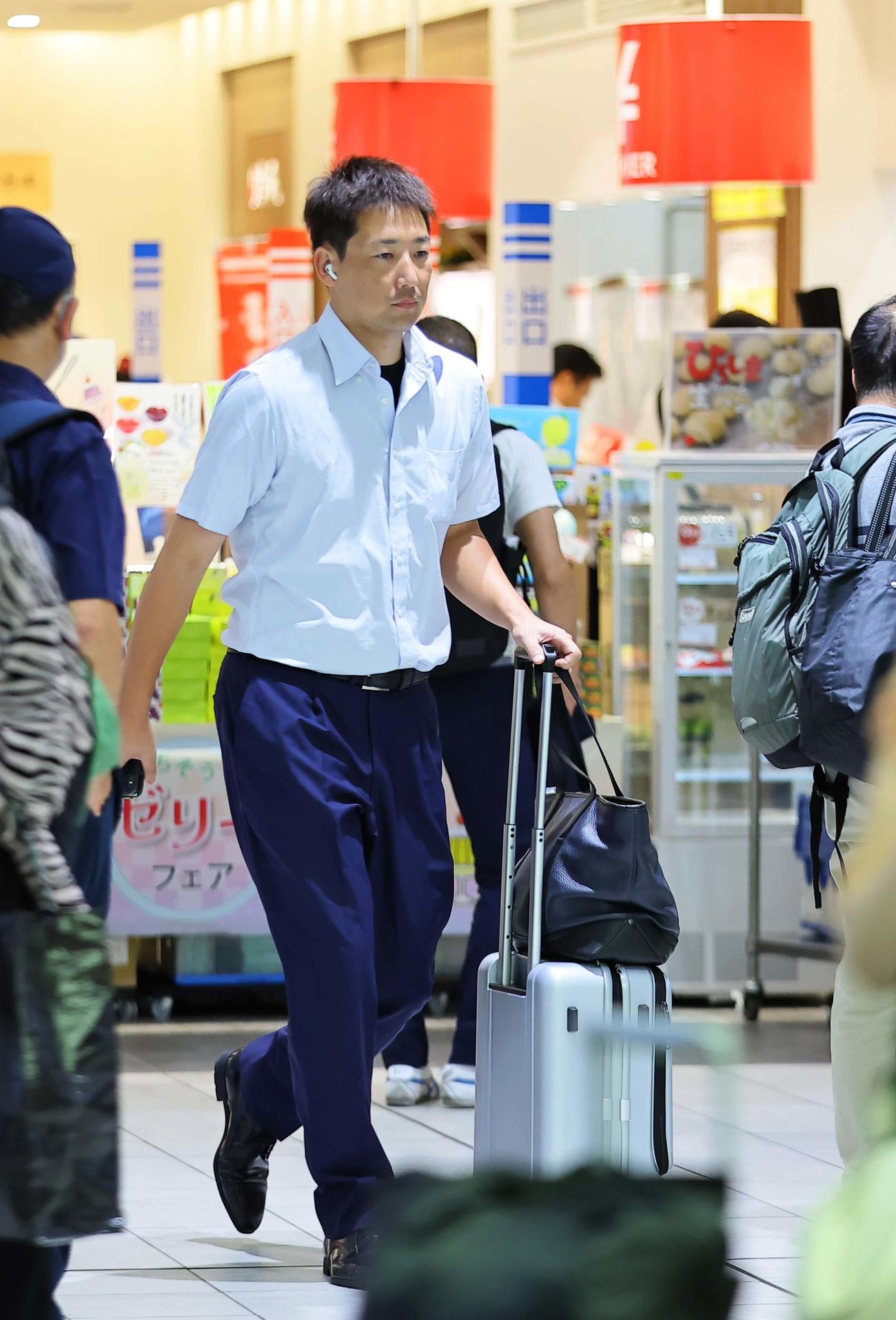 オールスターを終え新幹線で移動する阪神・岩崎（撮影・上田博志）