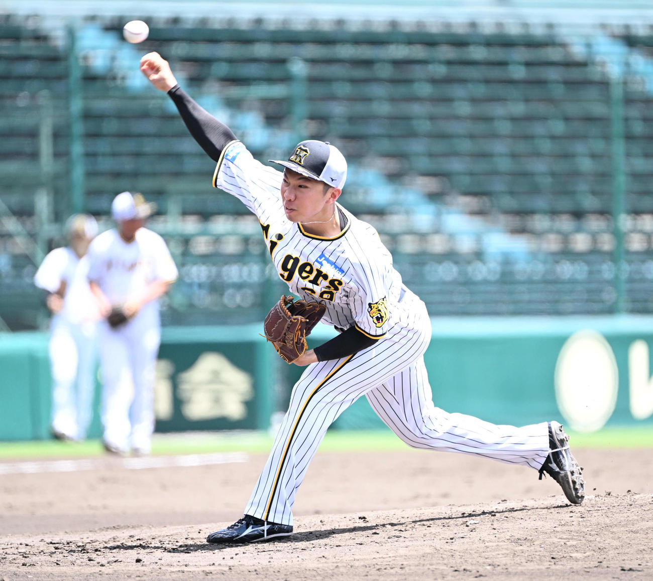20日、シート打撃で投球をする阪神石井大智