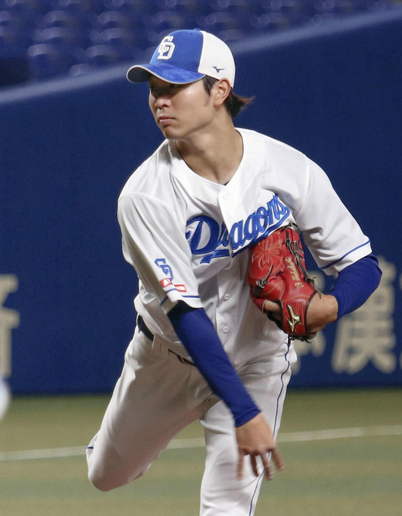 バンテリンドームで練習し、投内連係を確認する中日高橋宏（共同）