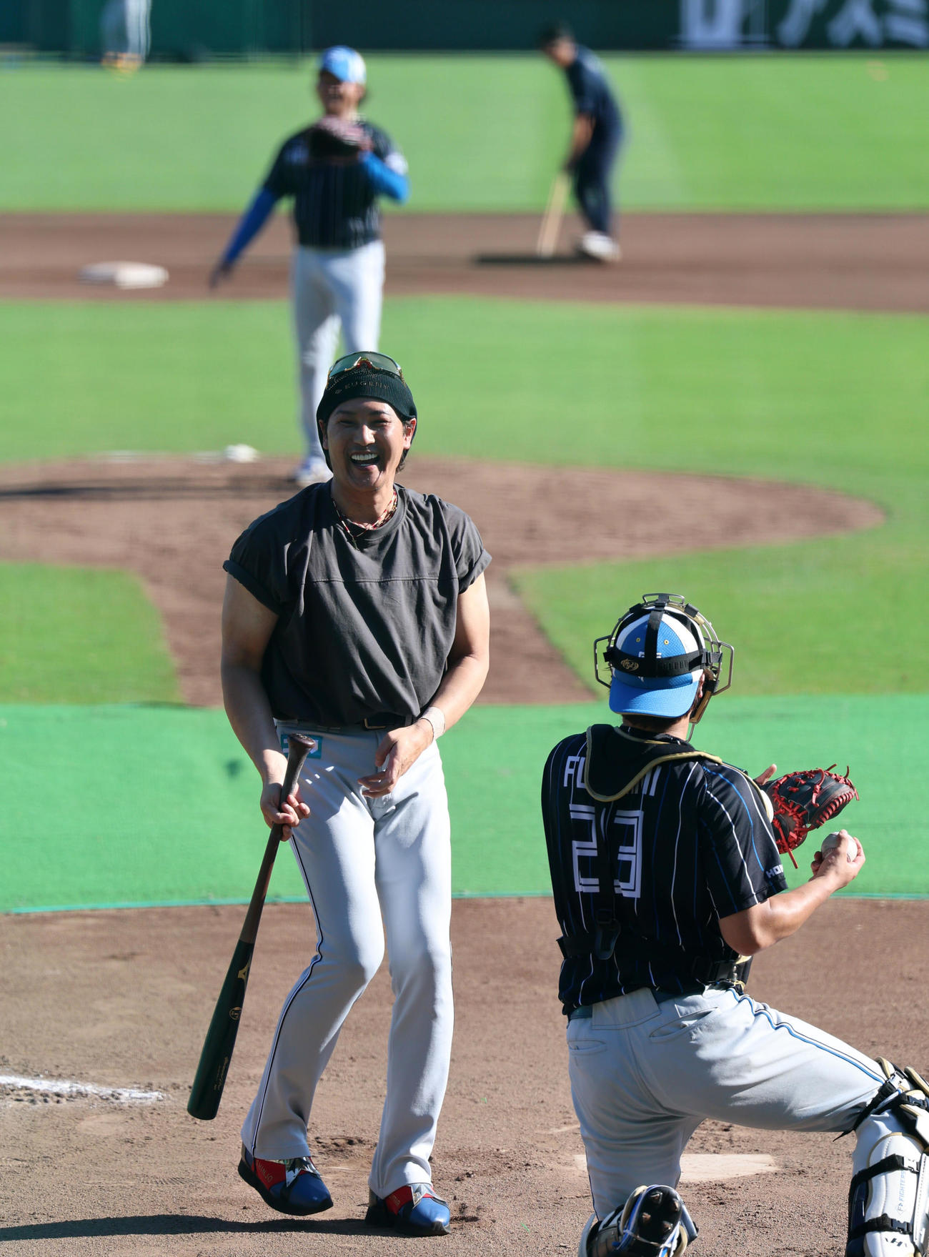 日本ハム伊藤（奥）の投球に笑顔を見せる新庄監督（手前）（撮影・藤尾明華）