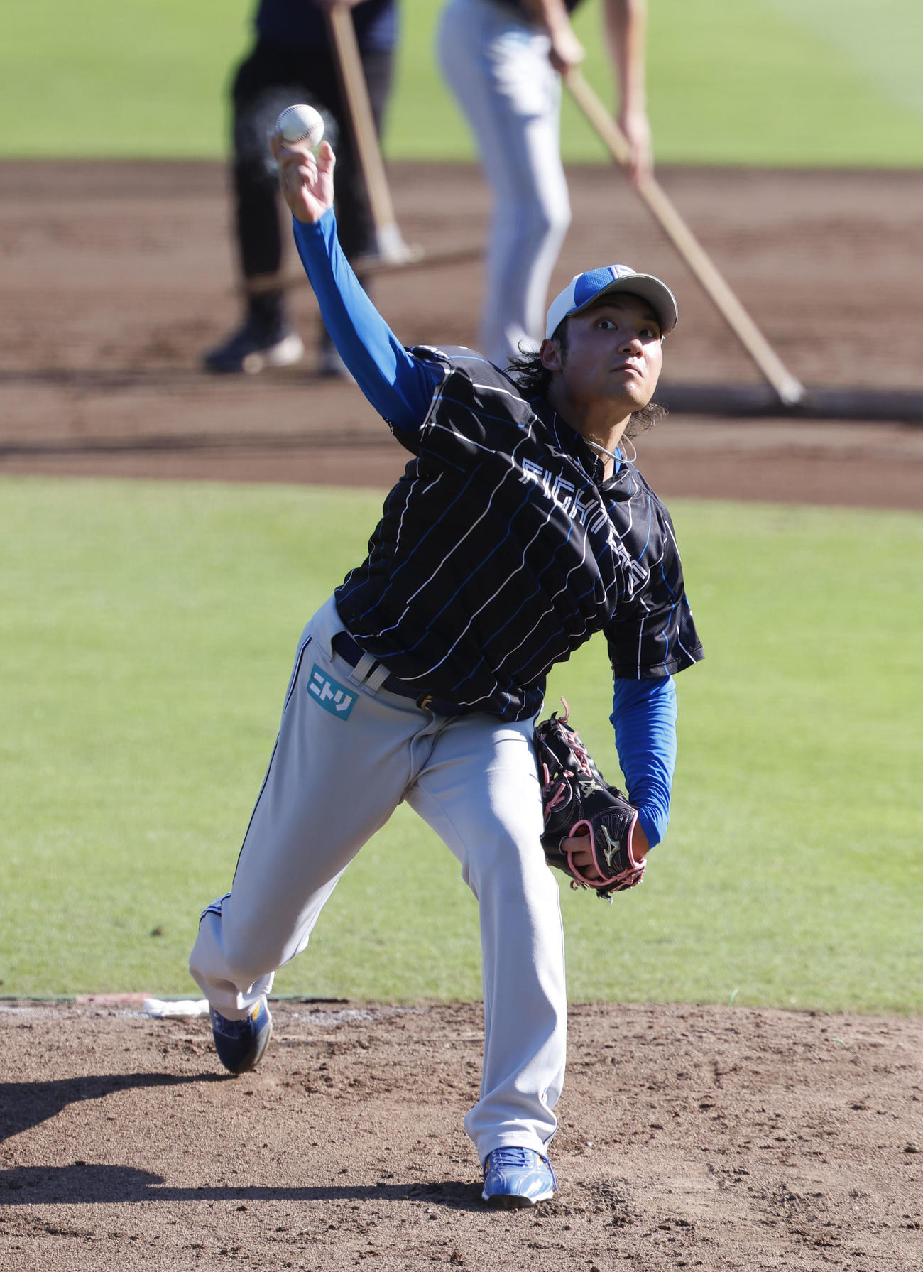 マウンドで投球練習をする日本ハム伊藤（撮影・藤尾明華）