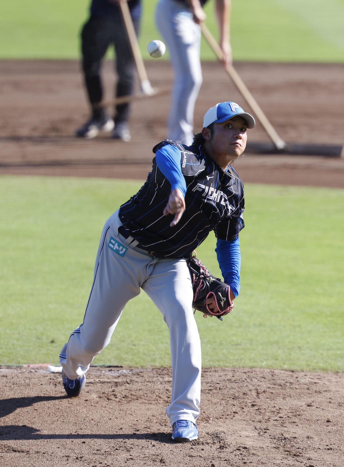マウンドで投球練習をする日本ハム伊藤（撮影・藤尾明華）