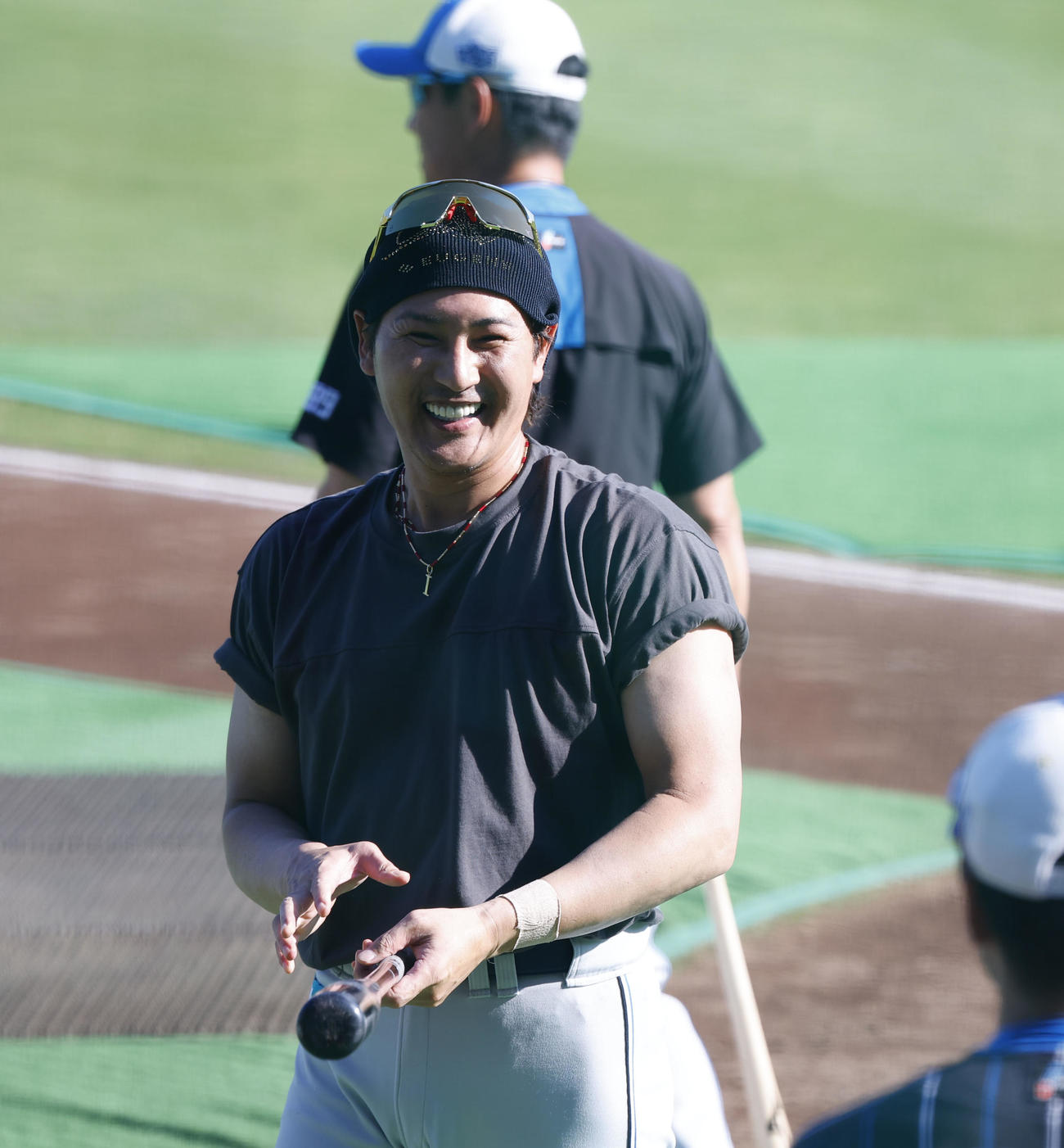 日本ハム伊藤の投球を打ち返し笑顔を見せる新庄監督（撮影・藤尾明華）
