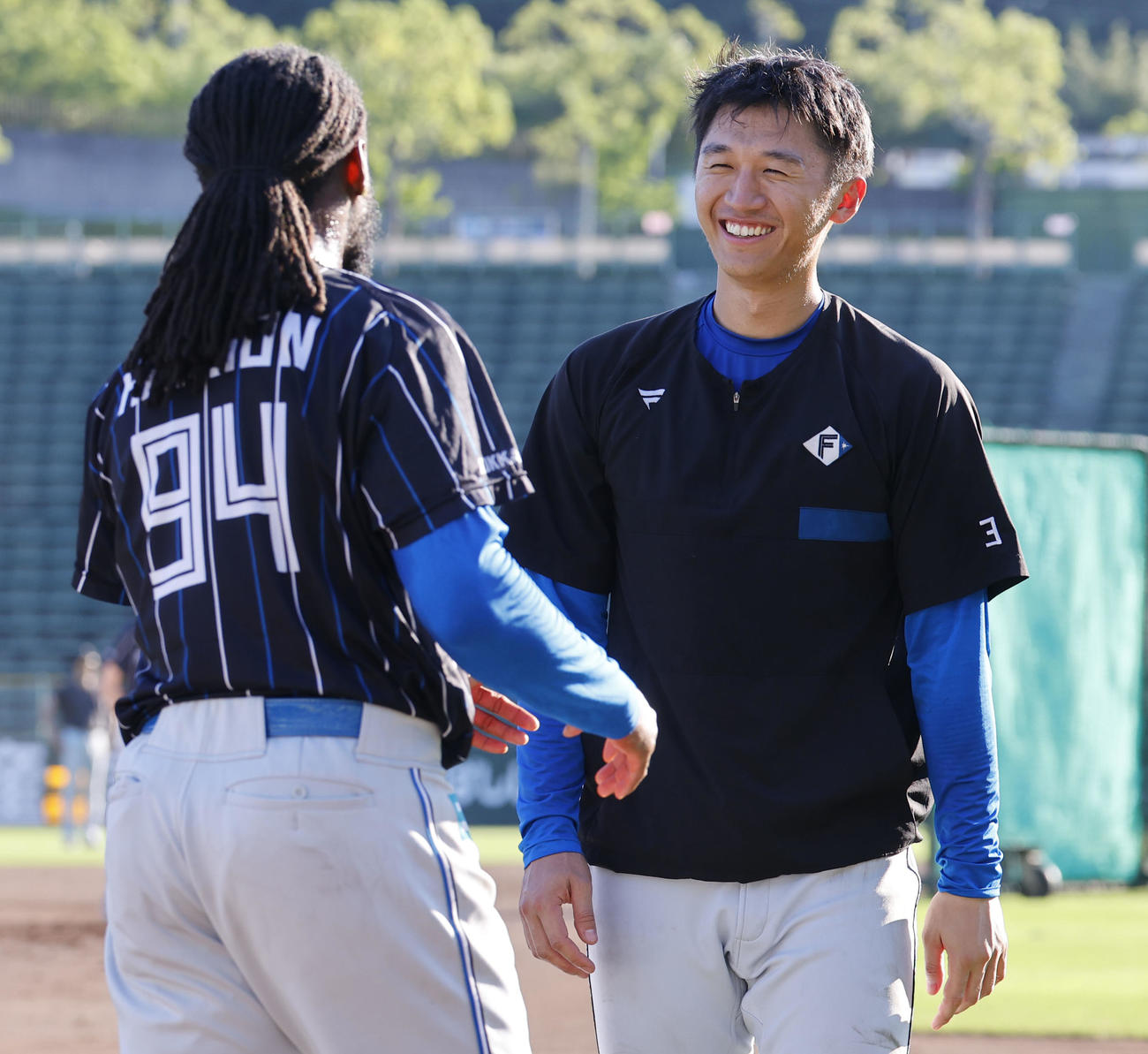 ハンソンと笑顔で話しをする日本ハム加藤豪（撮影・藤尾明華）