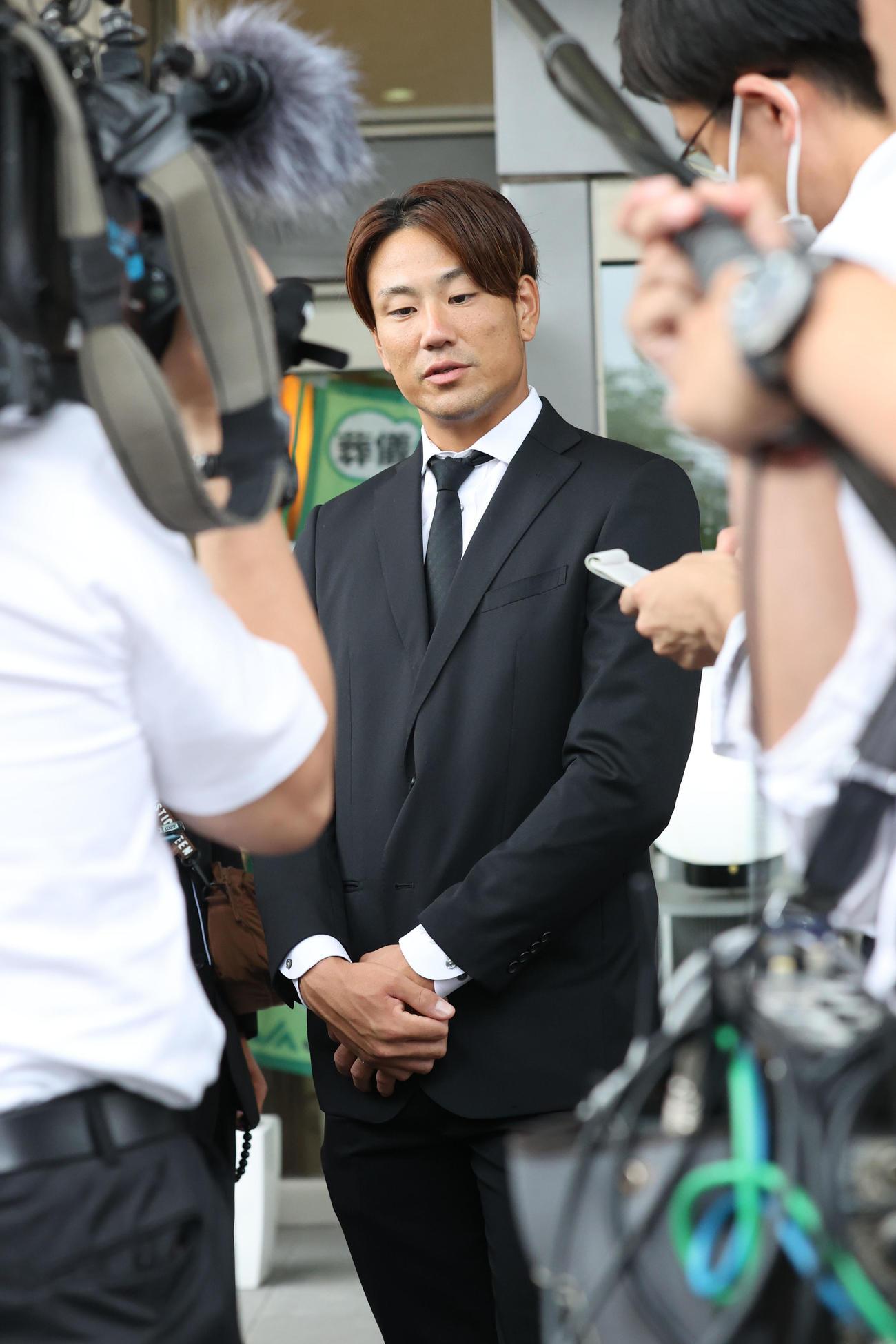通夜に参列した中谷将大さん（撮影・梅根麻紀）